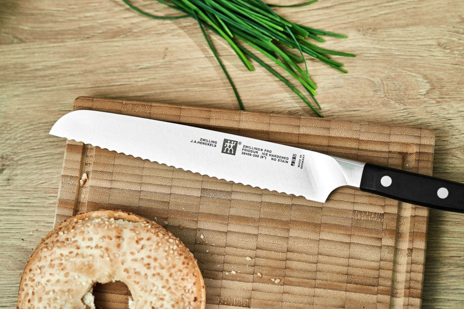 Entdecken Sie das Zwilling Pro Brotmesser 200 mm – ideal für präzises Schneiden von Brot und Backwaren. Hochwertige Klinge und ergonomisches Design.