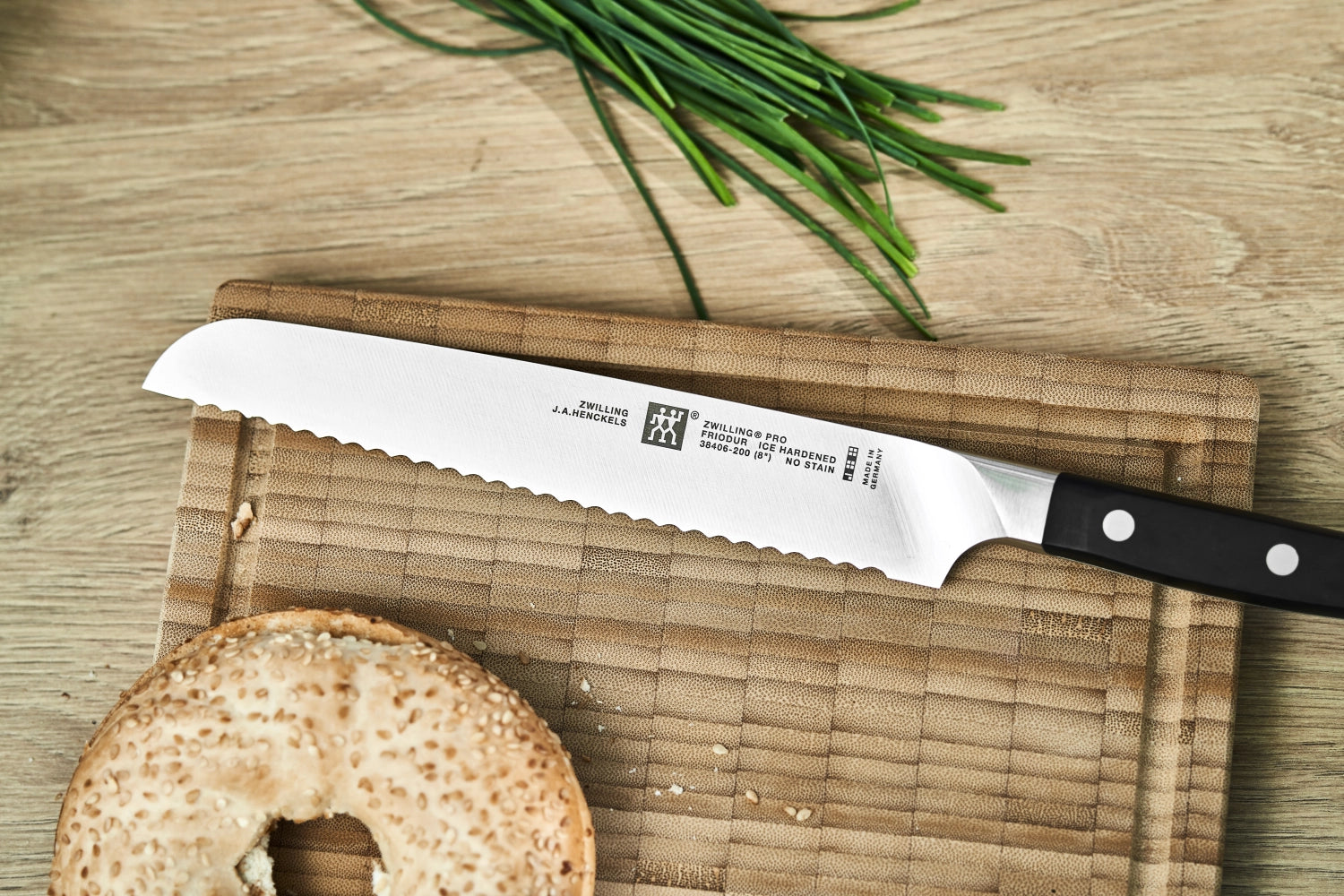 Elegantes Zwilling Pro Brotmesser mit 200 mm Klinge, perfekt für präzise Schnitte von frischem Brot und Brötchen, mit komfortablem, ergonomischem Griff.