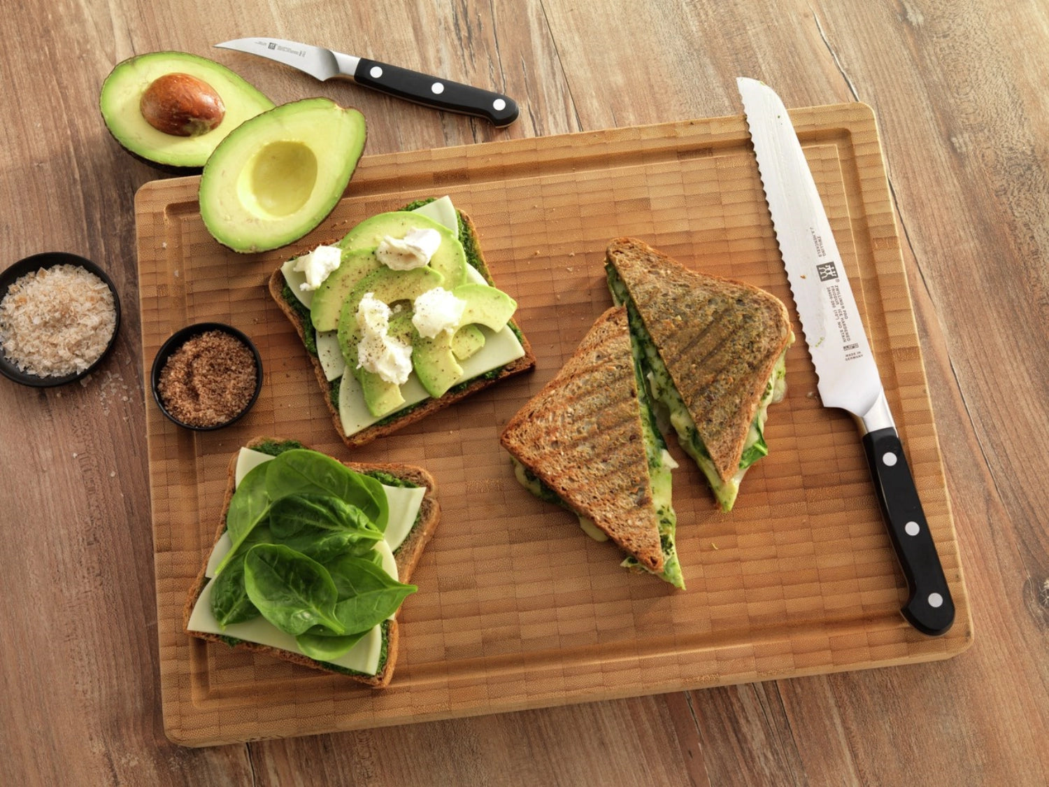 Erleben Sie das Zwilling Pro Brotmesser 200 mm – perfekt für müheloses Schneiden von Brot. Scharfe Klinge und komfortabler Griff für beste Handhabung.