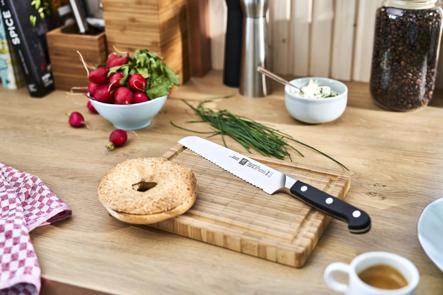 Hochwertiges Zwilling Pro Brotmesser mit 200 mm Klinge, ideal für saubere Schnitte durch knusprige Krusten und weiche Innenleben von Broten.