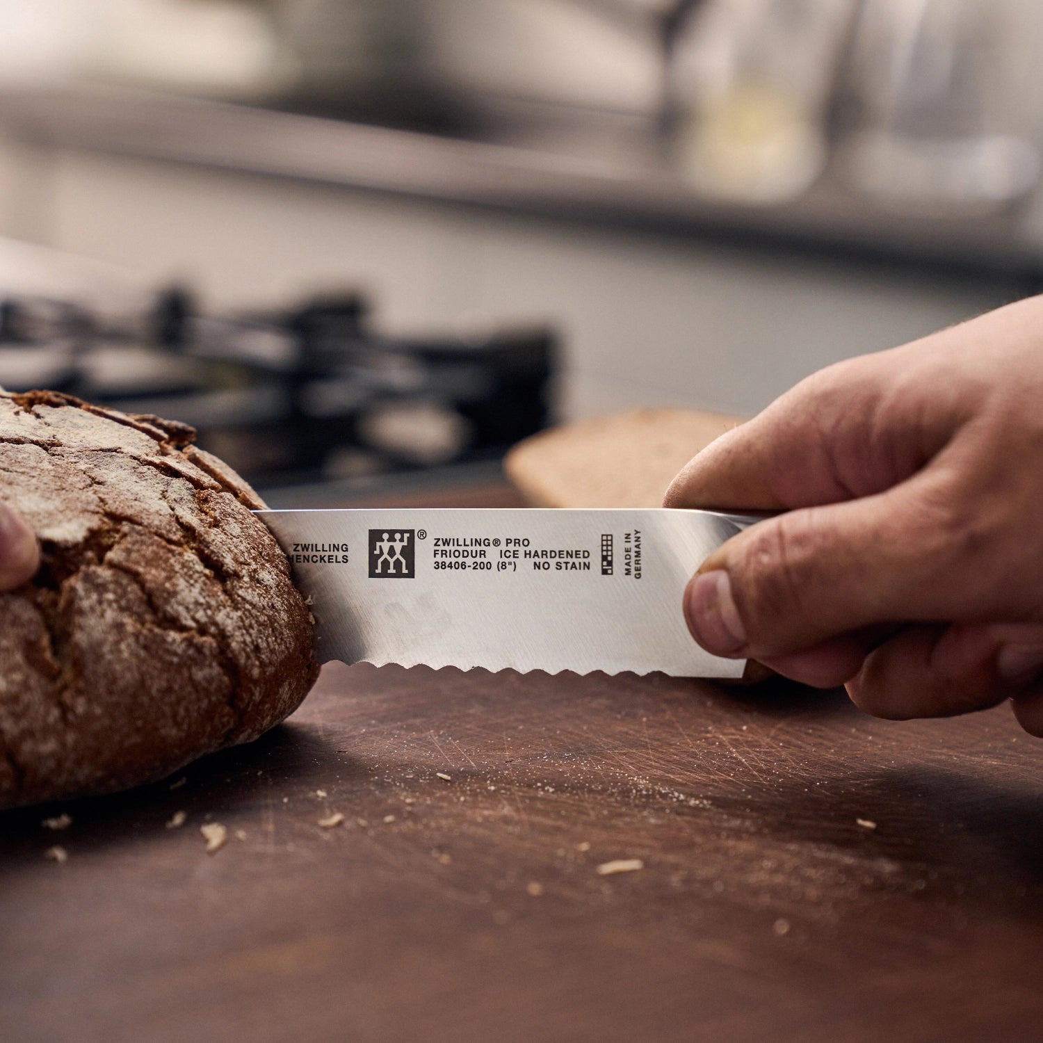 Elegantes Zwilling Pro Brotmesser mit 200 mm Klinge, perfekt für präzise Schnitte durch Brotkrusten und zarte Brötchen.