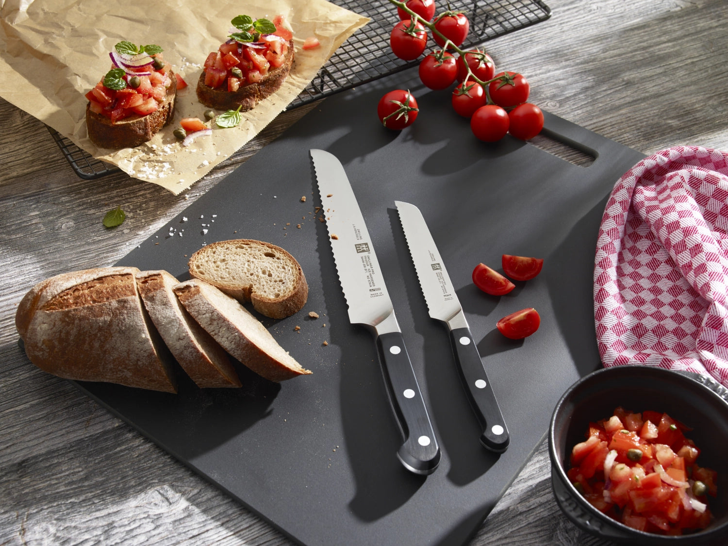 Elegantes Zwilling Pro Brotmesser mit 200 mm Klinge, perfekt für präzises Schneiden von knusprigem Brot und Brötchen.