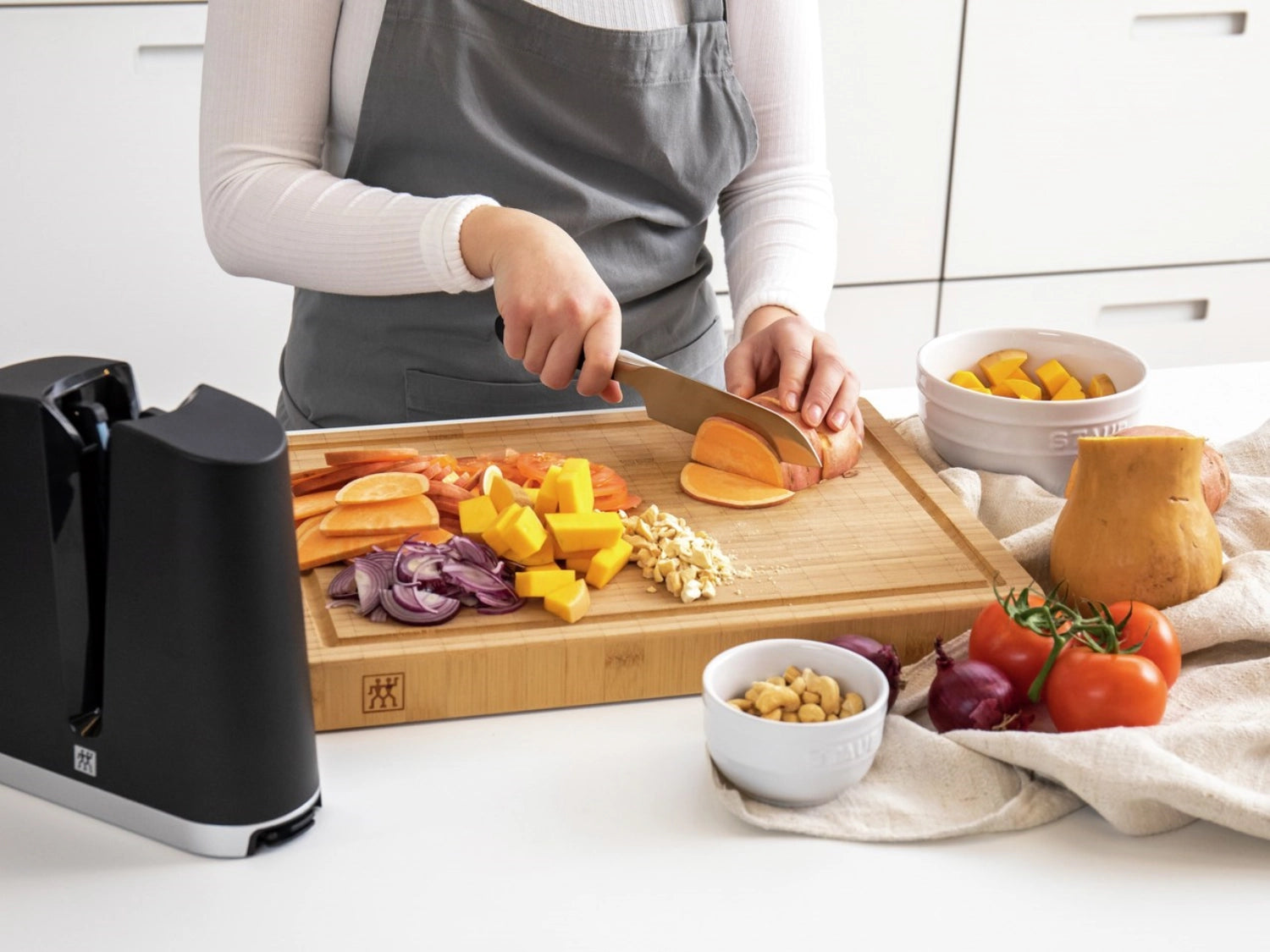 Erleben Sie das Zwilling Pro Santokumesser 180 mm – Ihr perfekter Partner für präzises Schneiden von Gemüse, Fleisch und Fisch. Hochwertige Materialien und ergonomisches Design!