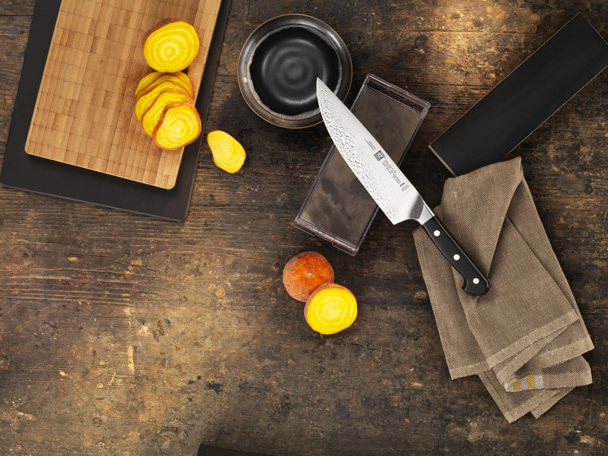 Zwilling Pro Kochmesser, 200 mm in Schwarz präsentiert im Onlineshop von KAQTU Design AG. Küchenmesser ist von Zwilling Kitchen