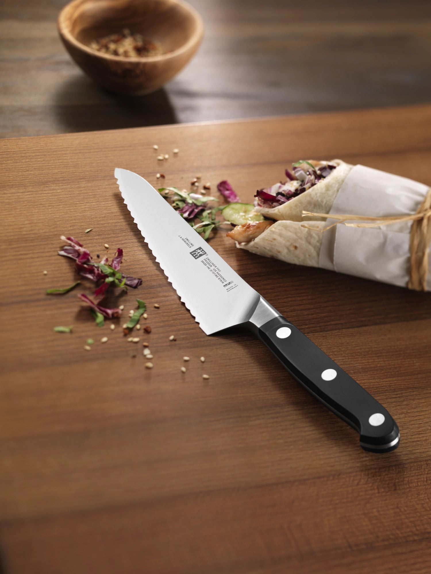 Zwilling Pro Ladies Wellenschliff Küchenmesser, 140 mm, ergonomischer Griff, ideal für präzises Schneiden von Brot und Gemüse.