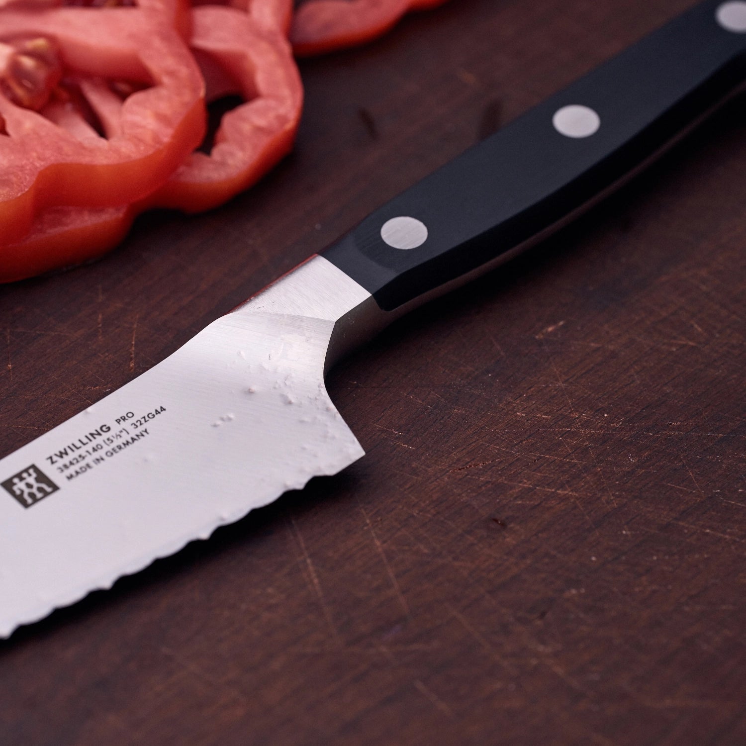 Elegantes Zwilling Pro Ladies Wellenschliff-Messer, 140 mm, perfekt für feine Schneidarbeiten in der Küche, mit stilvollem Griff für optimale Handhabung.