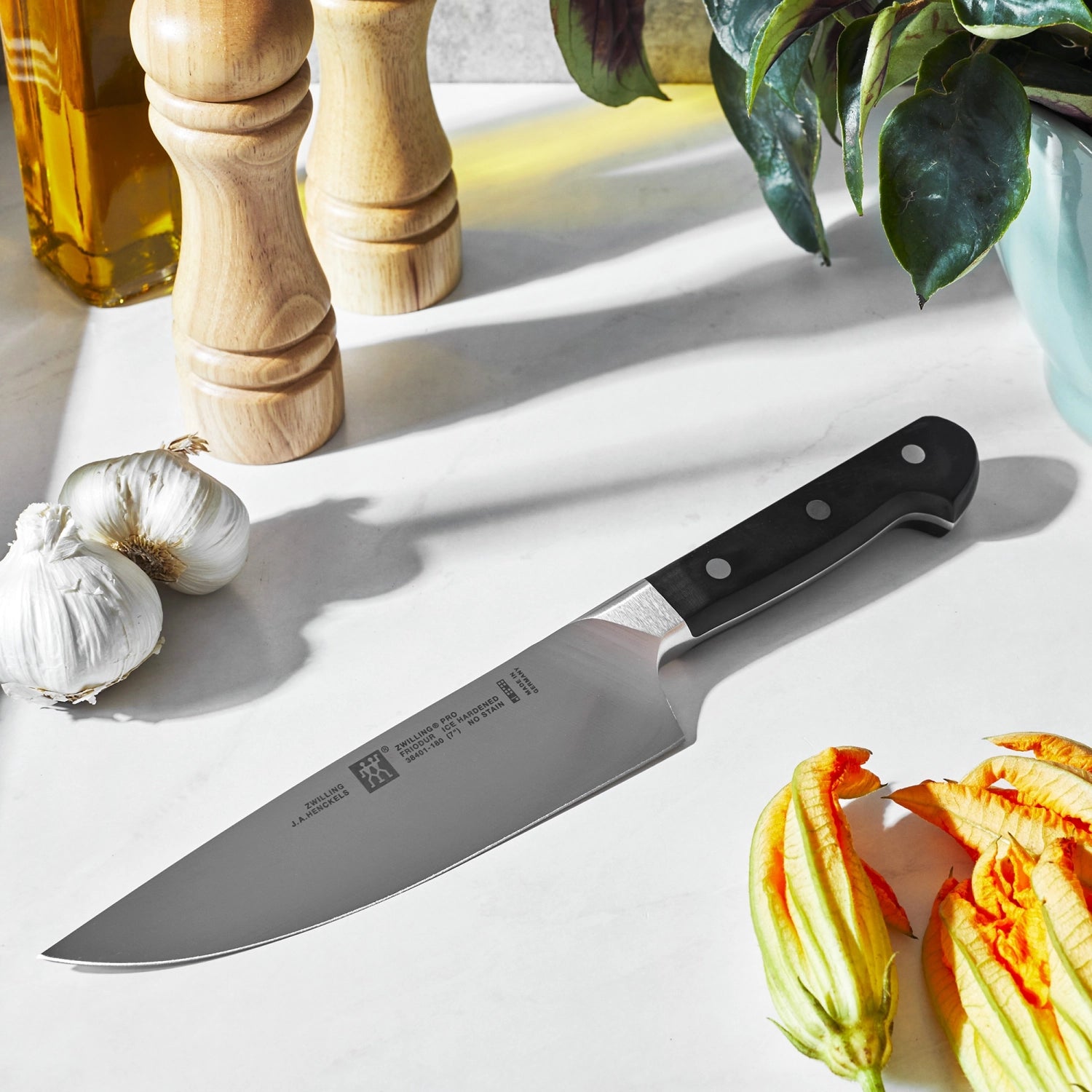 Hochwertiges 2-teiliges Messerset von Zwilling Pro, bestehend aus einem Spickmesser und einem Kochmesser für professionelle Küchenanwendungen.