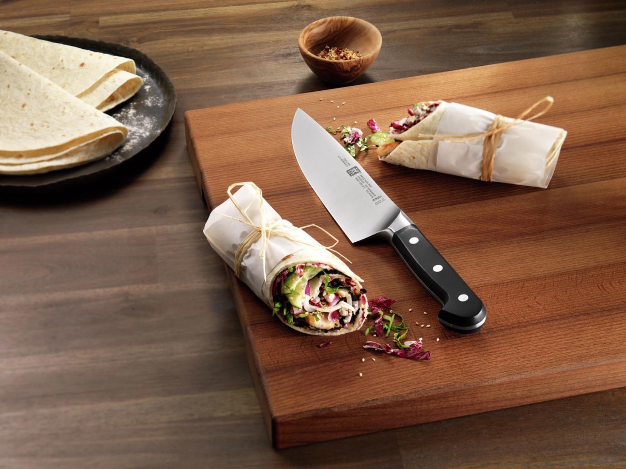 Entdecken Sie das Zwilling Pro Messerset: 3 hochwertige Messer für präzises Schneiden und optimale Handhabung in Ihrer Küche.