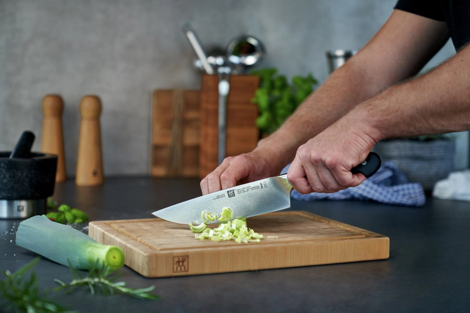 Hochwertiges 3-teiliges Zwilling Pro Messerset mit Spick-, Fleisch- und Kochmesser, ideal für präzises Schneiden in der Küche.