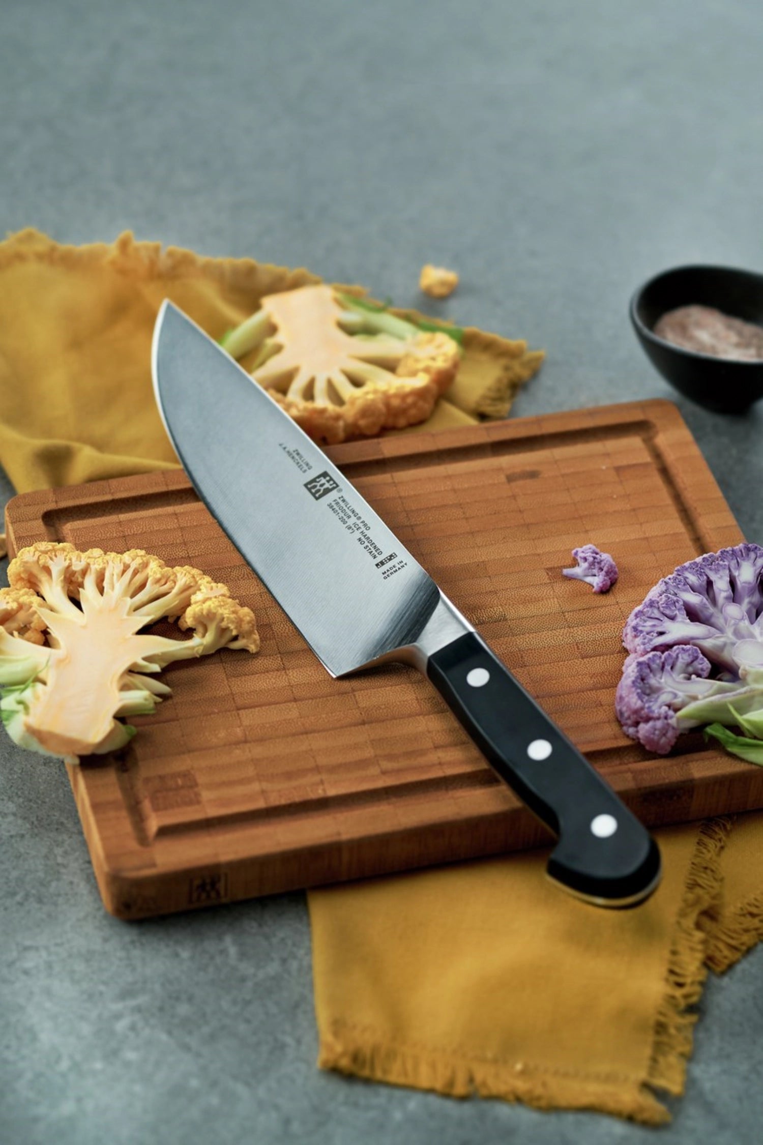 Professionelles 3-teiliges Messerset von Zwilling Pro, bestehend aus Spick-, Fleisch- und Kochmesser, perfekt für alle Kochbedürfnisse.