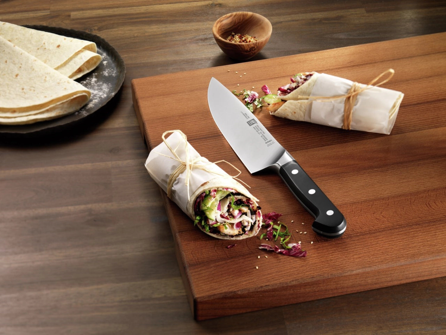 Hochwertiges 3-teiliges Messerset von Zwilling Pro, inklusive Spick-, Fleisch- und Kochmesser, ideal für präzises Schneiden in der Küche.