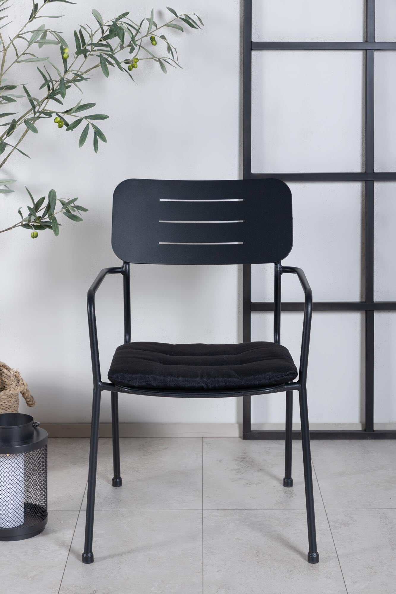 Stylischer Nicke Stuhl von Venture Home: Hochwertiger Stahl, minimalistisches Design, ideal für entspannte Stunden im Freien. Stapelbar und pflegeleicht.