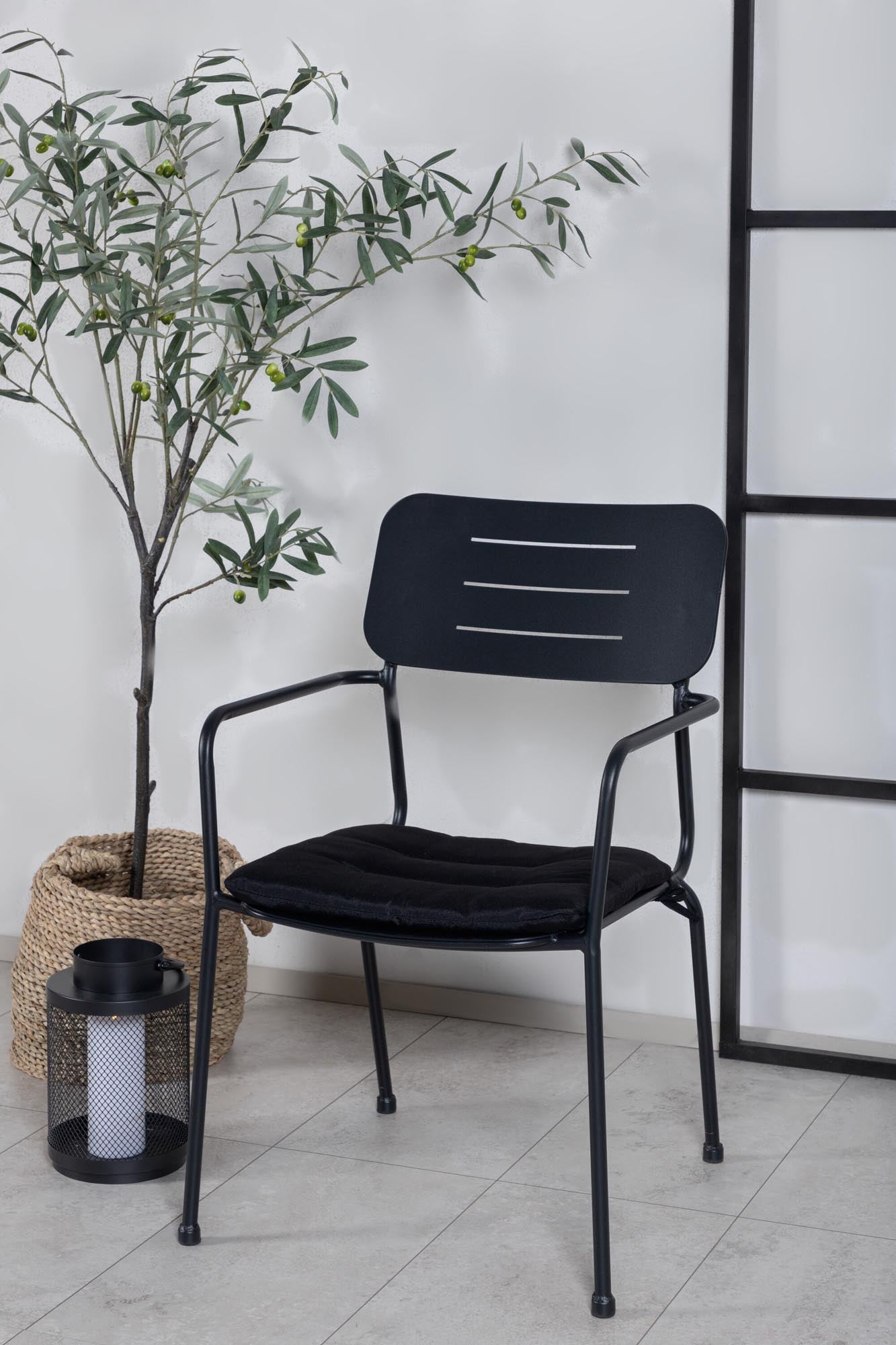 Eleganter Nicke Stuhl von Venture Home: Robuster Stahl, hoher Sitzkomfort und pflegeleicht. Perfekt für stilvolle Gartenabende und flexible Anordnung.