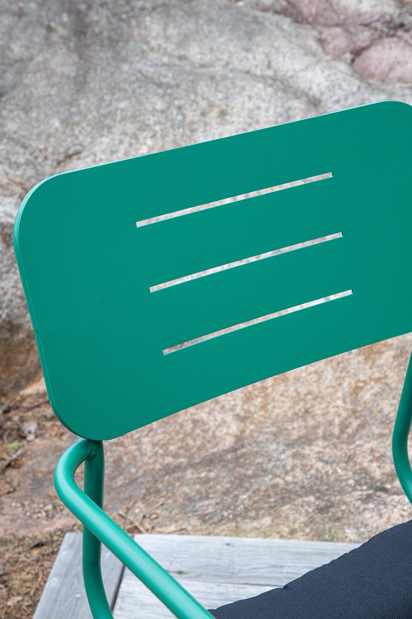 Nicke Stuhl in Grün präsentiert im Onlineshop von KAQTU Design AG. Gartenstuhl mit Armlehnen ist von Venture Home