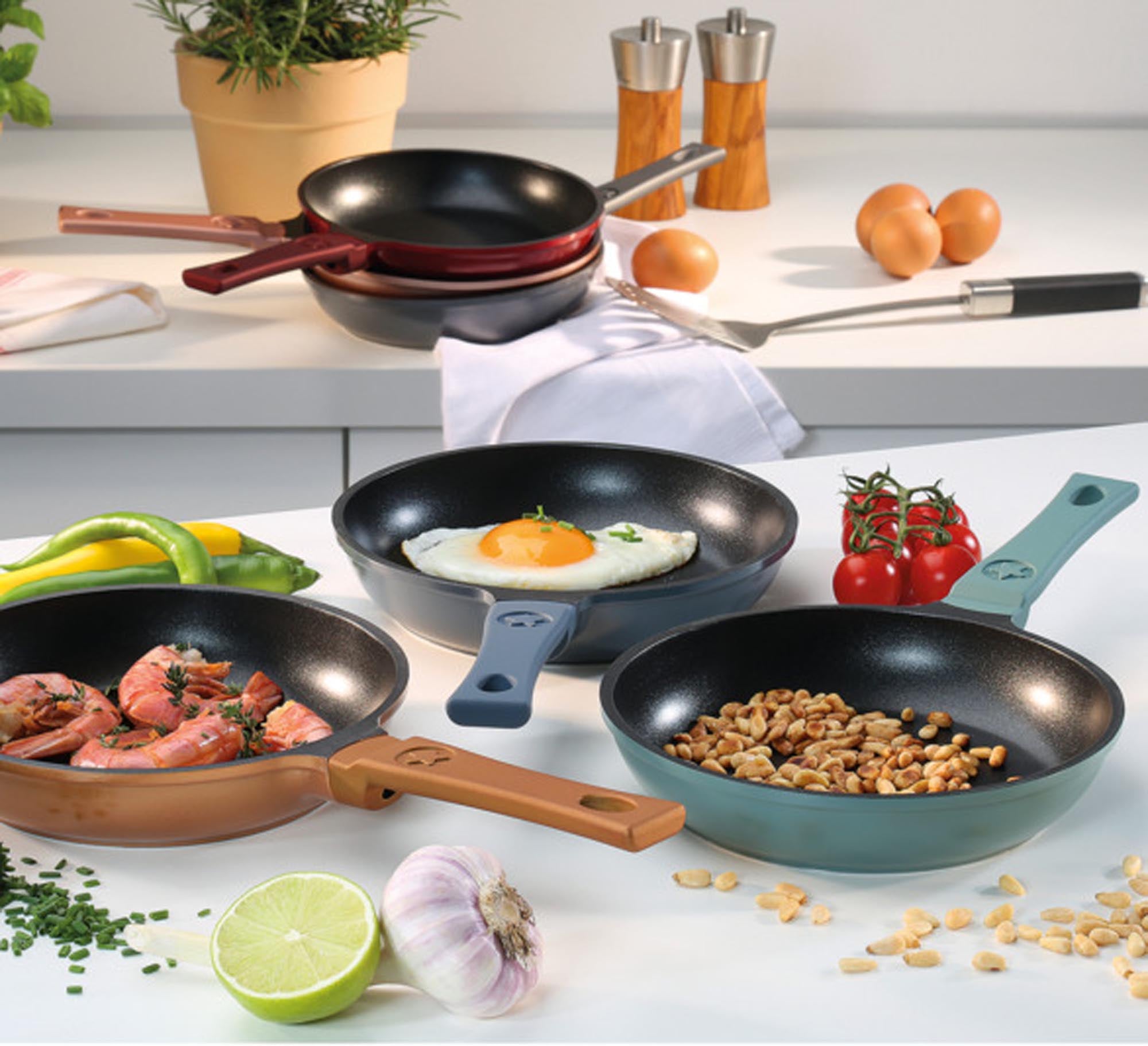 Entdecken Sie die SPRING Bratpfanne Mini in elegantem mattem Grün (ø 18 cm) – ideal für kleine Portionen, mit Antihaftbeschichtung und ergonomischem Griff.