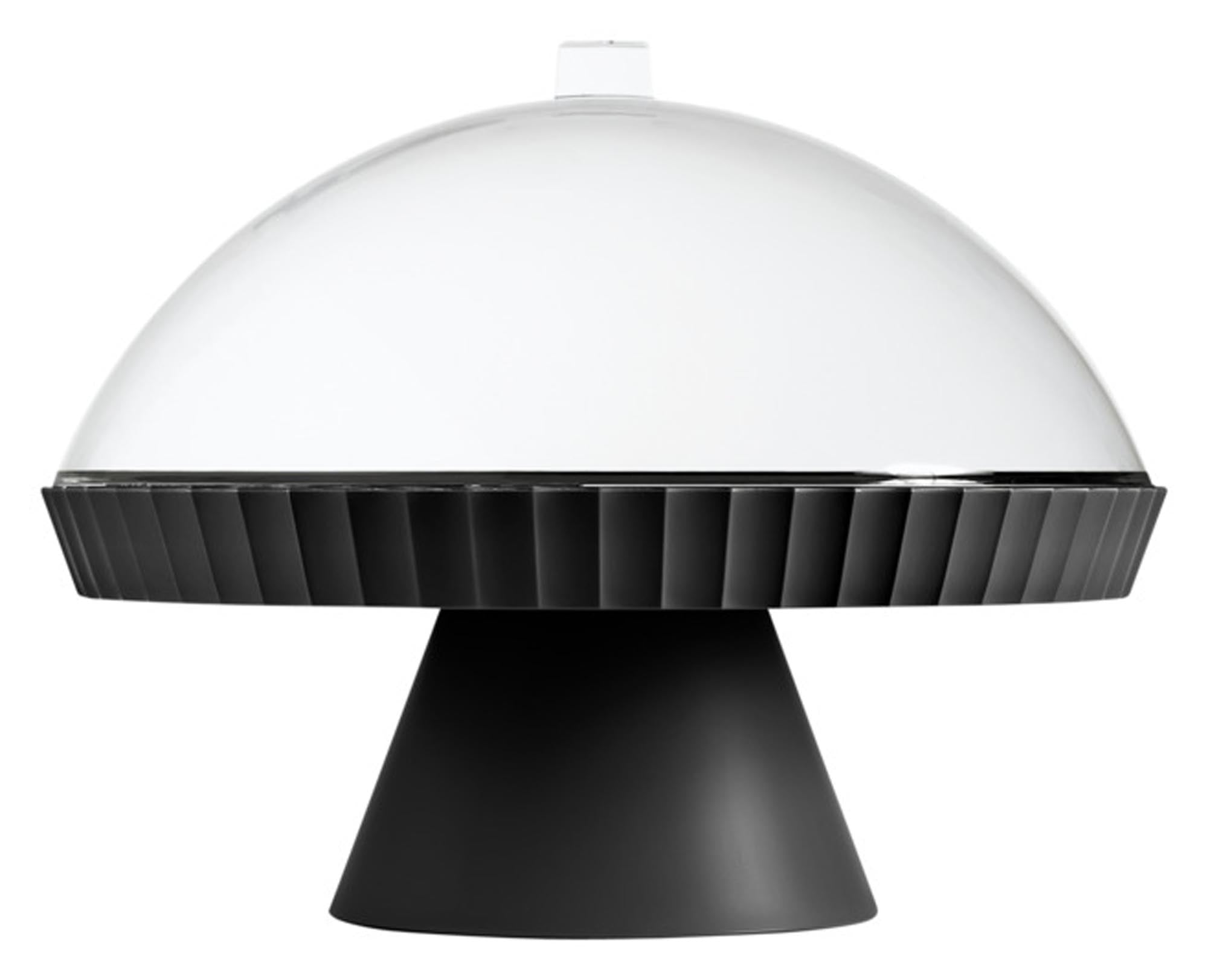 Entdecken Sie die elegante BLIM PLUS Schale auf Fuß Agora mit Haube und Kuchenheber in carbon black. Ideal für Torten und Kuchen, spülmaschinenfest und stilvoll!