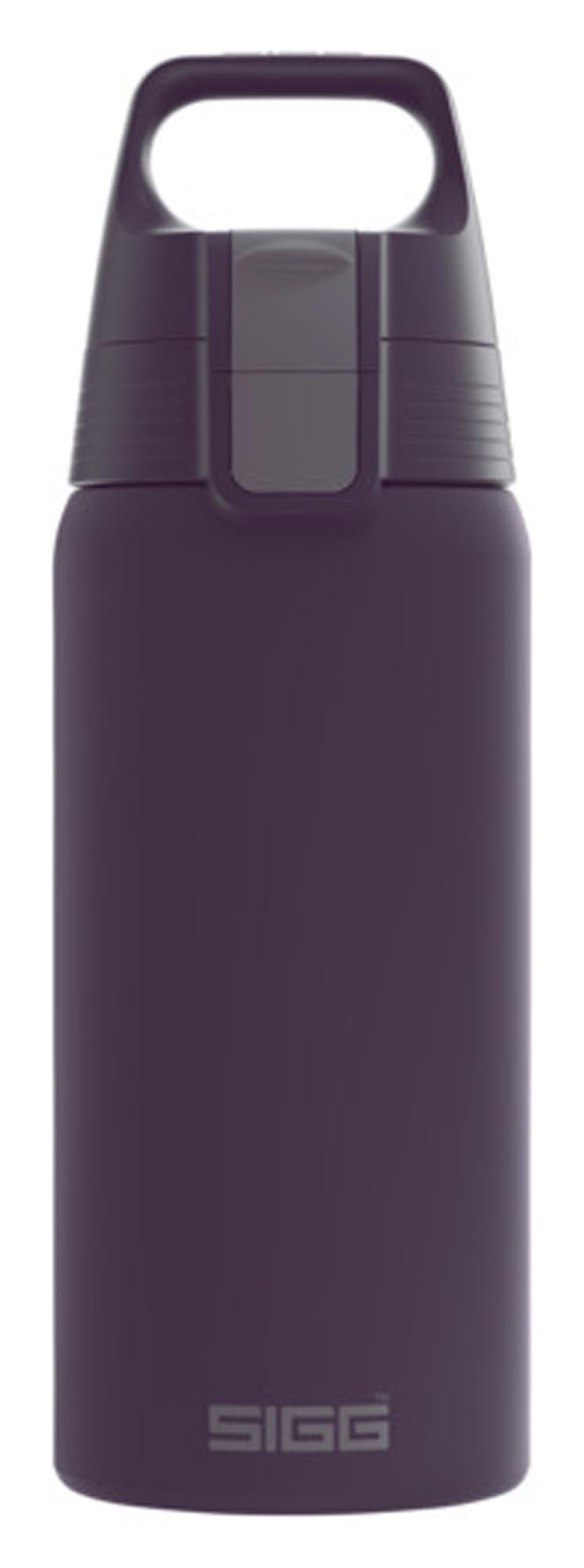 Entdecken Sie die SIGG Isolierflasche Shield Therm One 0.5 l in deep aubergine. Hochwertiger Edelstahl, doppelwandige Isolierung, BPA-frei und ideal für unterwegs.