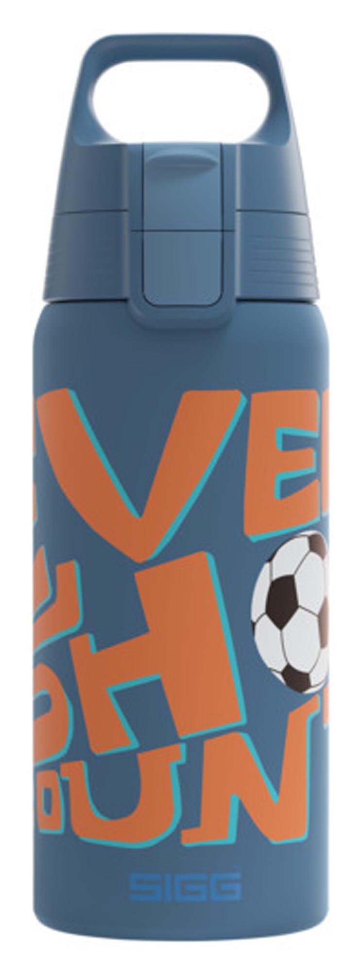 Entdecken Sie die SIGG Isolierflasche Shield Therm One Ballgame 0.5 l – ideal für heiße und kalte Getränke, robust, auslaufsicher und stilvoll.