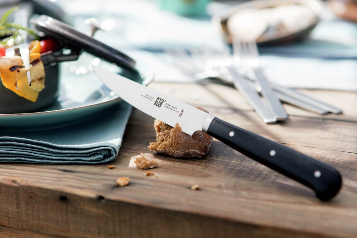 TWIN Steakmesser Set 4 tlg., 120 mm in Silber präsentiert im Onlineshop von KAQTU Design AG. Küchenmesser ist von Zwilling Kitchen
