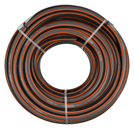 Der GARDENA Comfort Flex Schlauch 19 mm (3/4") bietet 50 m Flexibilität und Langlebigkeit für effiziente Gartenbewässerung und Reinigung.