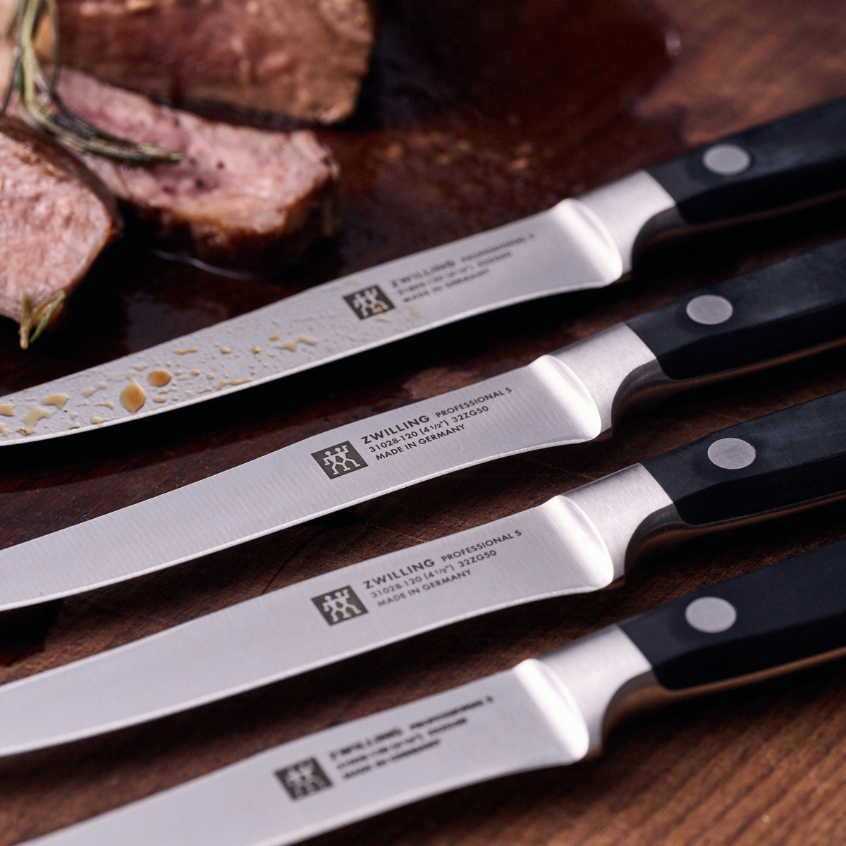 Professional "S" 4er Set Steakmesser in Schwarz präsentiert im Onlineshop von KAQTU Design AG. Küchenmesser ist von Zwilling Kitchen