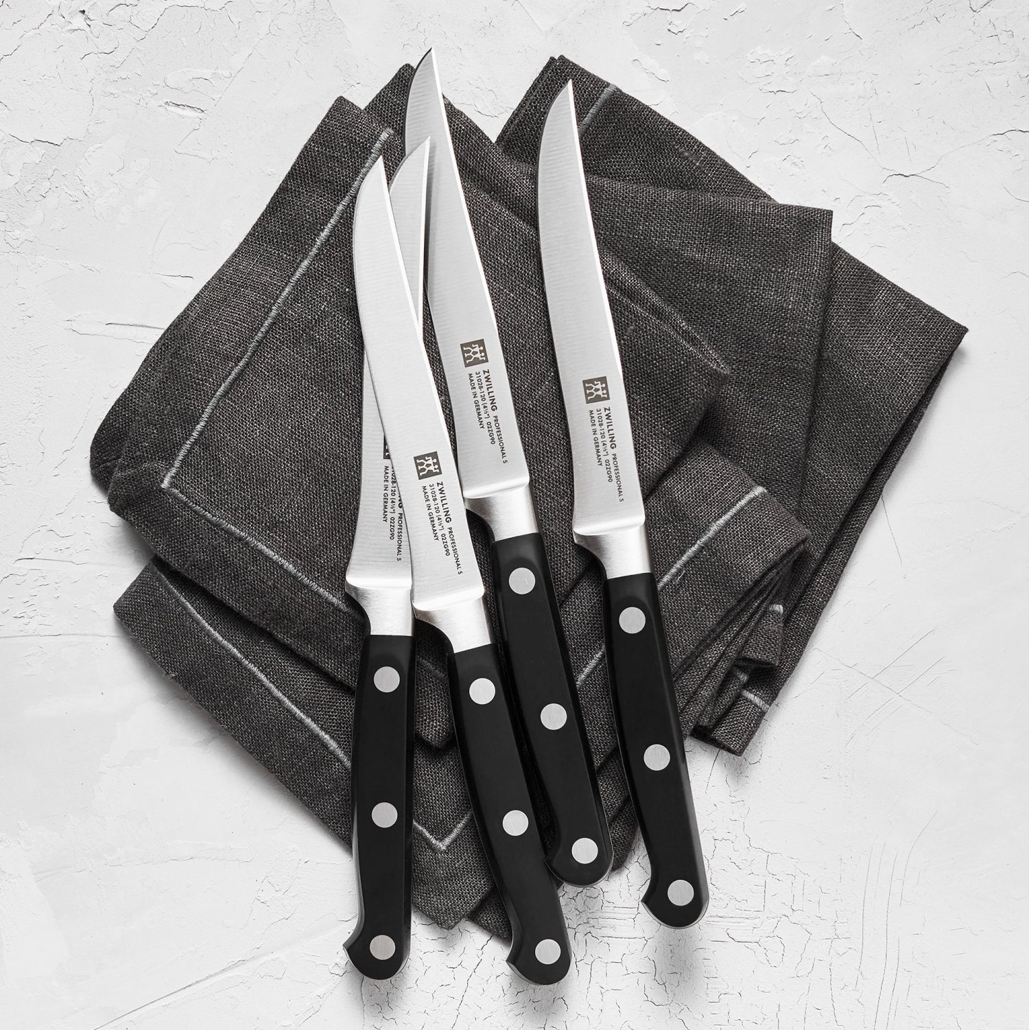 Elegantes 4er Set Steakmesser "S" von Zwilling Kitchen, perfekt für Steakliebhaber, mit komfortablem Griff und präzisen, langlebigen Klingen.