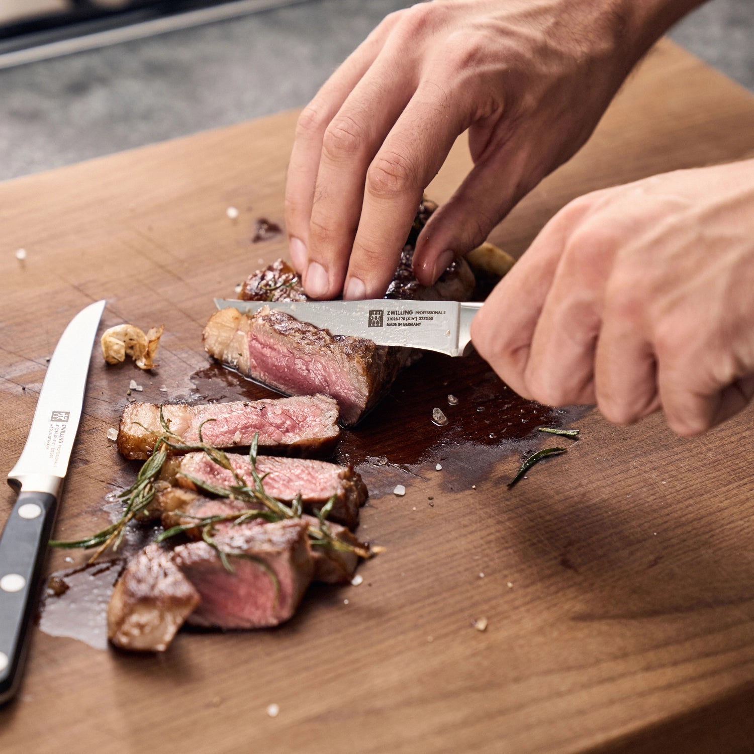 Elegantes 4er Set Steakmesser "S" von Zwilling Kitchen, perfekt für Steakliebhaber, mit präzisen Klingen und komfortablen Griffen für ein optimales Schneiderlebnis.