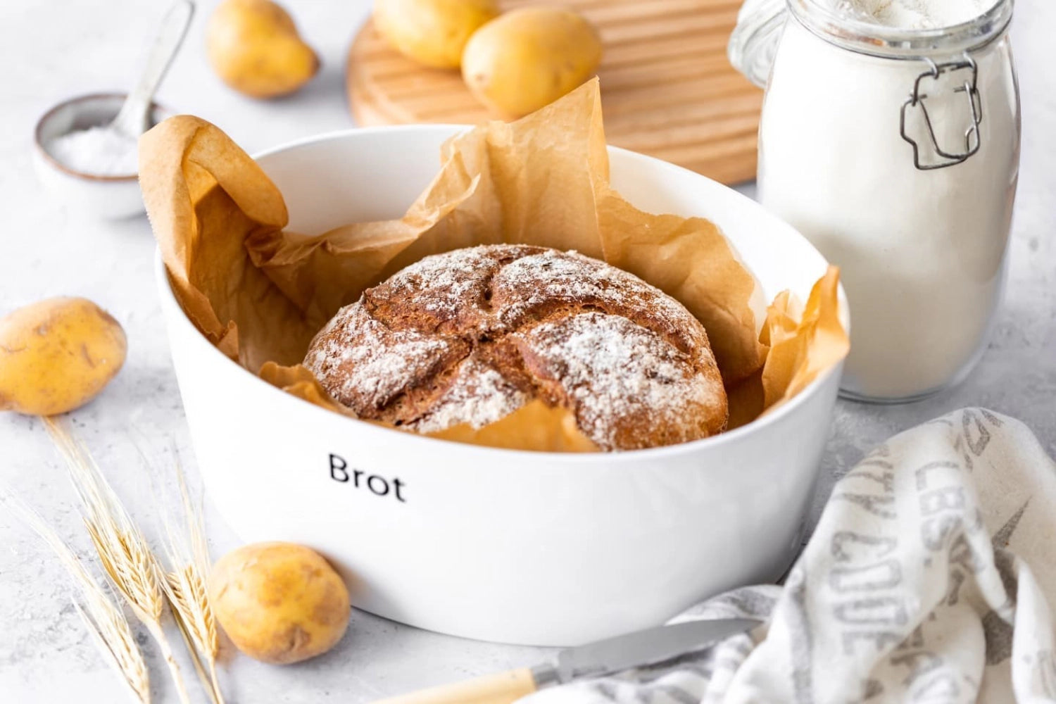 Keramik Brottopf mit Holzdeckel von Continenta, 30x23x13.5 cm, ideal zur Aufbewahrung von Brot und Brötchen, stilvolles und funktionales Design.