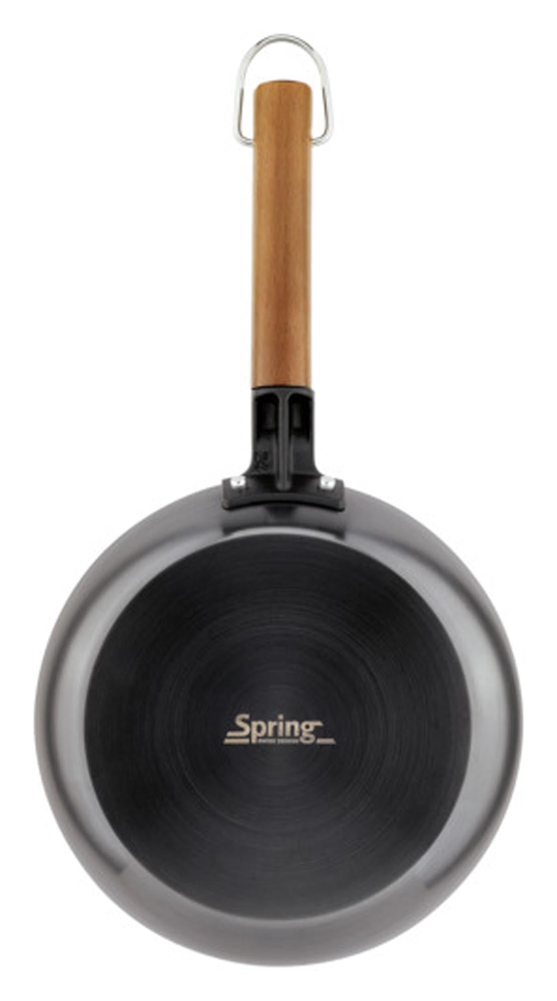 Die SPRING Bratpfanne Arizona aus Carbonstahl mit 28 cm Durchmesser und Buchenholzgriff bietet exzellente Wärmeleitfähigkeit und Langlebigkeit.