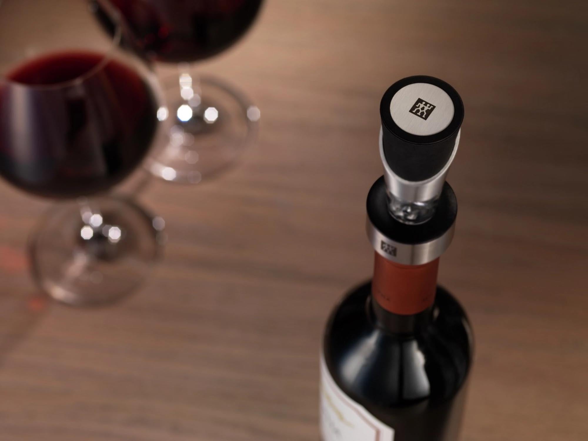 Weinausgiesser 18/10 Edelstahl in Schwarz präsentiert im Onlineshop von KAQTU Design AG. Barzubehör ist von Zwilling Kitchen