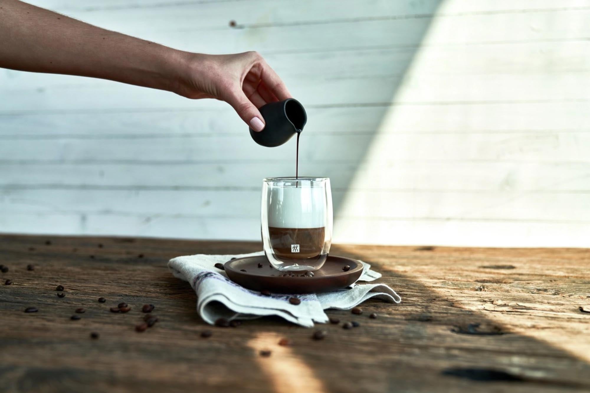 Elegante Sorrento Kaffeegläser von Zwilling, doppelwandig, 200 ml, ideal für Kaffeespezialitäten. Perfekte Kombination aus Design und Funktionalität.