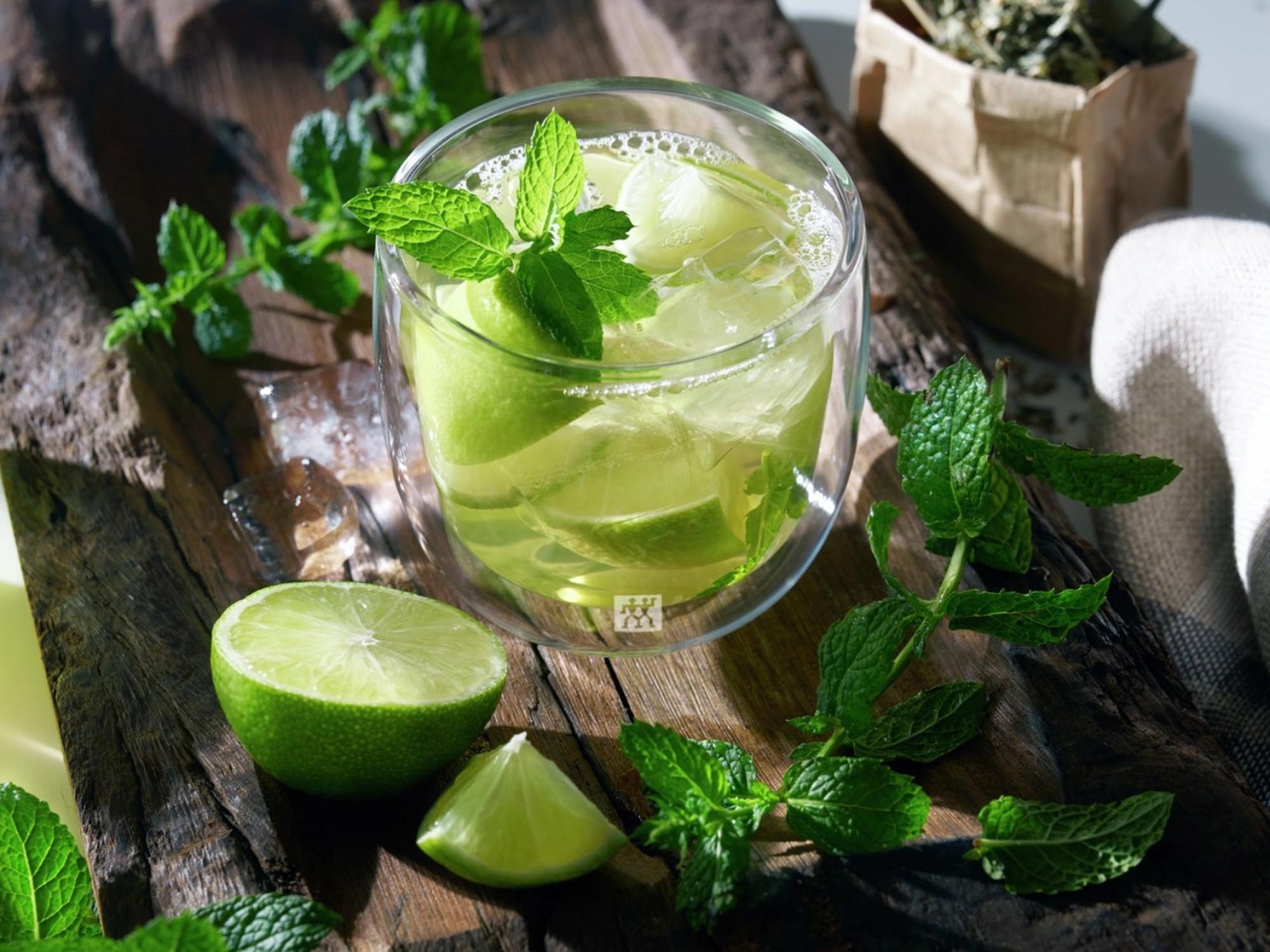 Genießen Sie Tee stilvoll mit den doppelwandigen Sorrento Teegläsern von Zwilling. Hochwertiges Borosilikat-Glas, 240 ml, spülmaschinenfest.