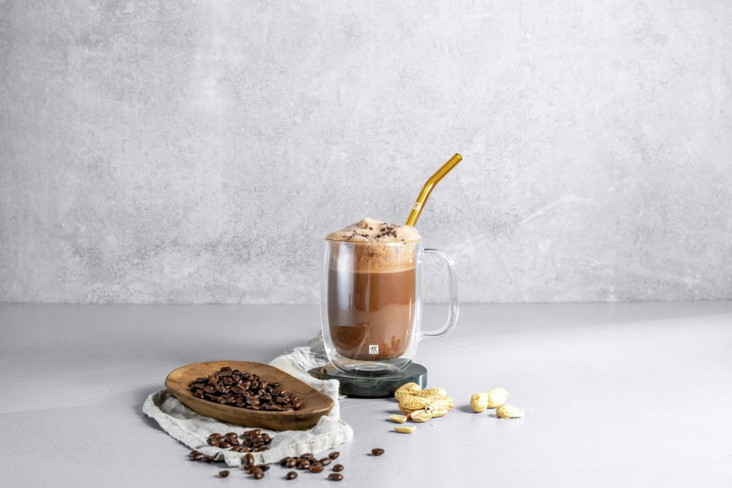 Zwei elegante Latte Macchiato Tassen aus der Sorrento Plus Serie von Zwilling, mit Henkel, ideal für Kaffeeliebhaber.