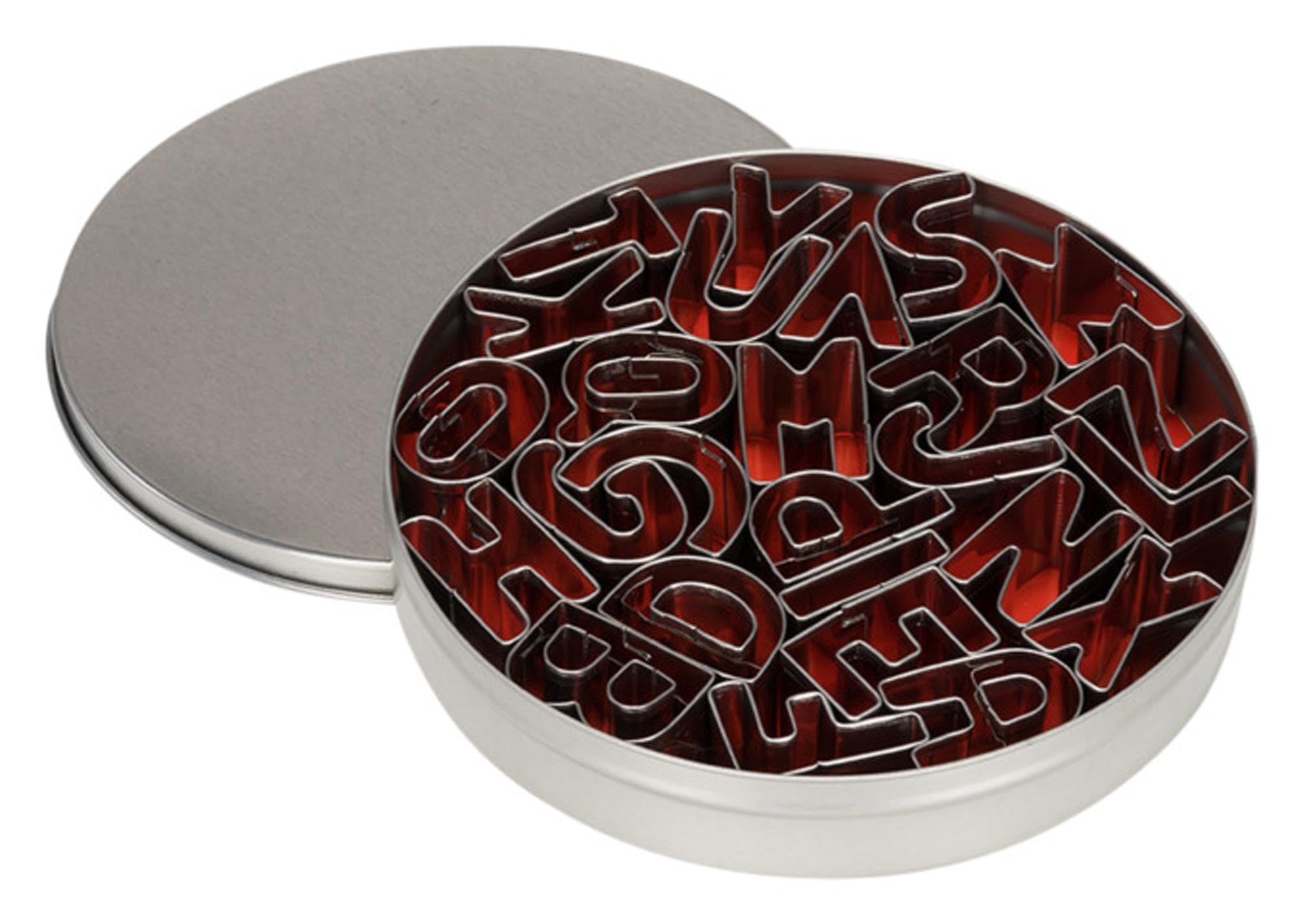 Entdecken Sie die 26-teilig PATISSE Ausstechformen in Dose für kreative Backideen. Ideal für Kekse, Fondant und persönliche Botschaften!