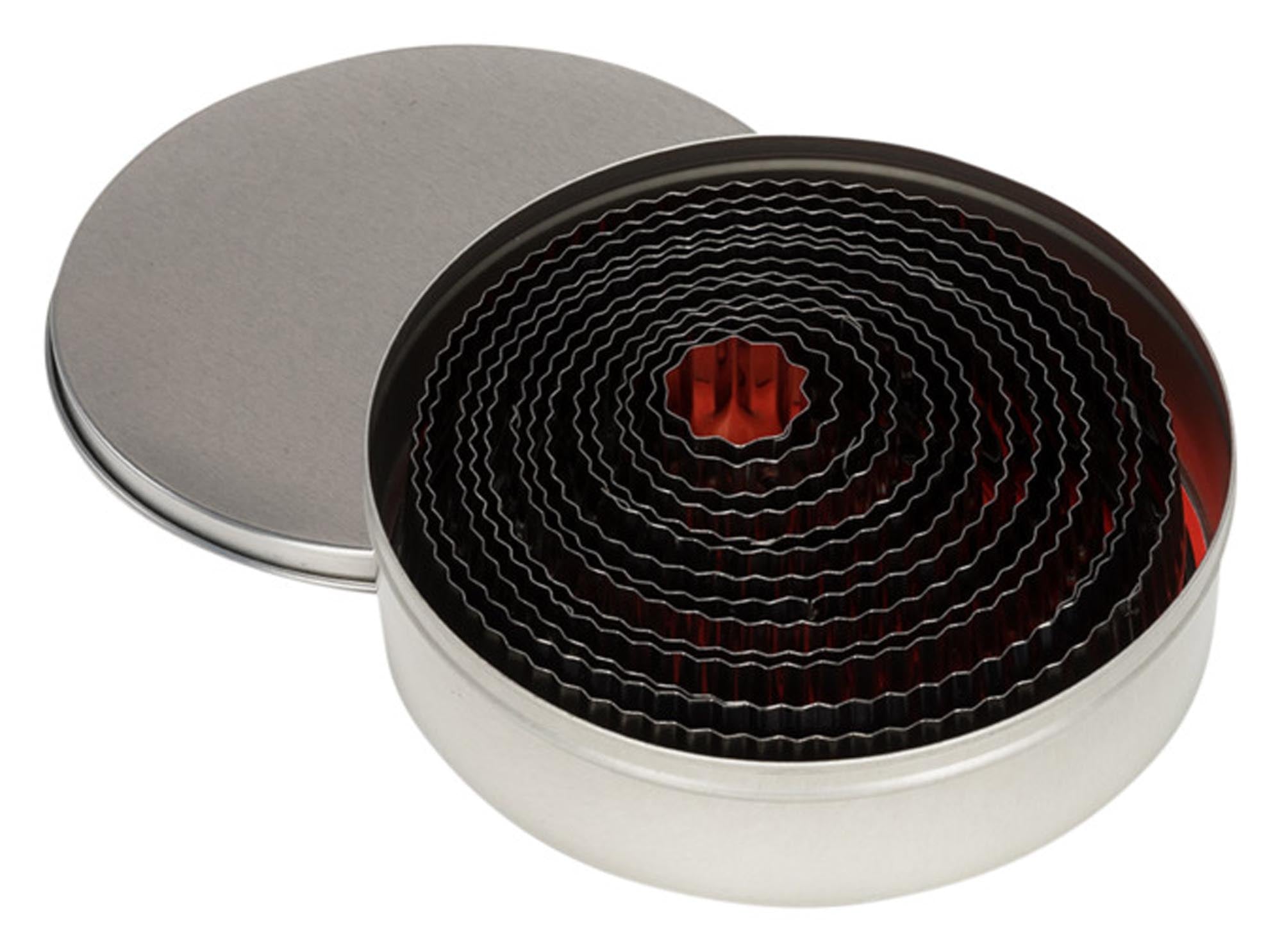 Entdecken Sie die PATISSE Ausstechformen in Dose Kreis gewellt 14-teilig – ideal für kreative Backideen, langlebig aus Edelstahl und perfekt für jede Feier!