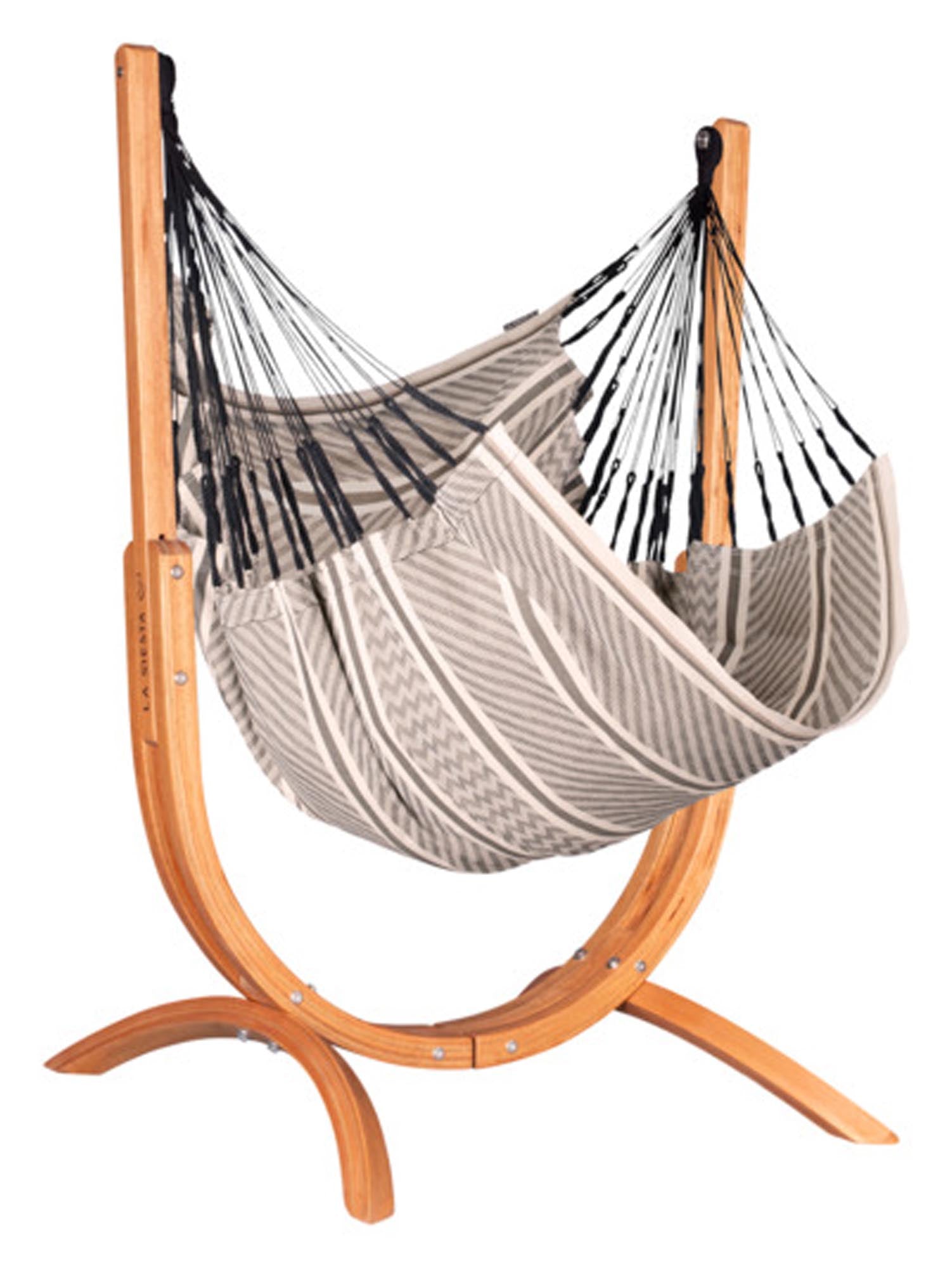 Entspannen Sie stilvoll im LA SIESTA Hängesessel Udine Zebra. Robustes Eukalyptus-Gestell, modernes Design, ideal für Garten und Terrasse.