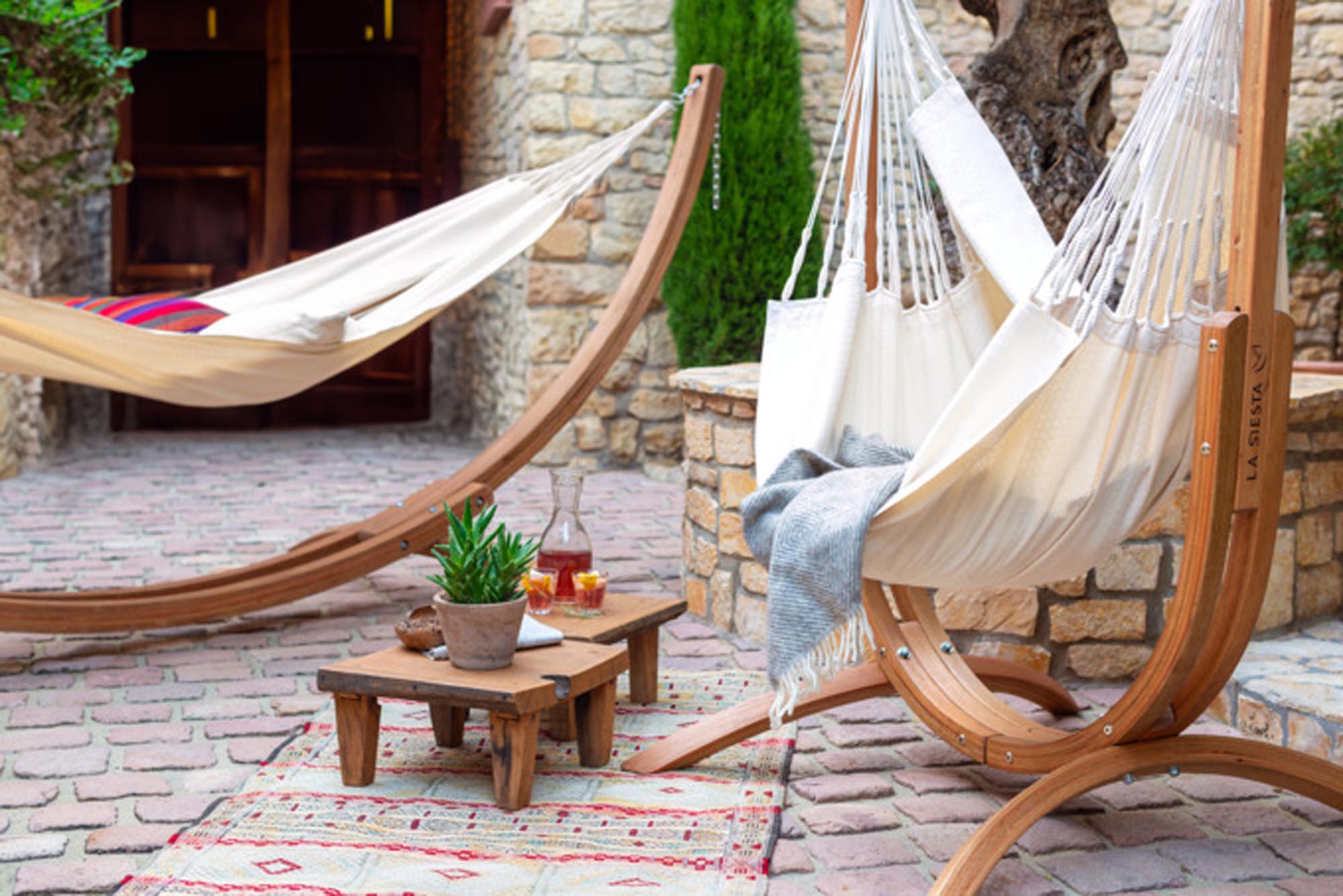 Elegantes Hängemattengestell aus robustem Eukalyptusholz, wetterfest und stabil, ideal für Garten oder Terrasse.