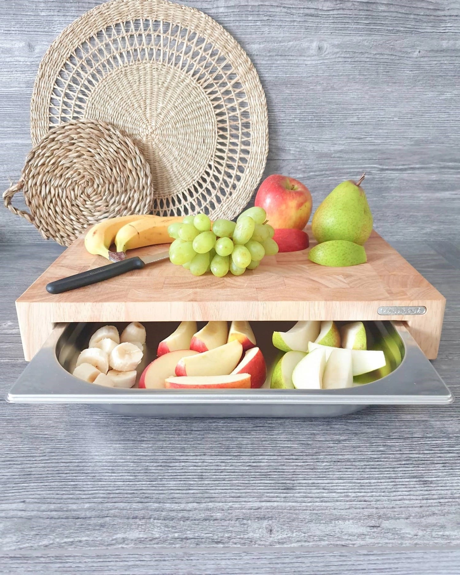 Stirnholz Schneidebrett mit Edelstahl Schublade, 48x32.5x6 cm, ideal für die Zubereitung und Präsentation von Speisen in der Küche.
