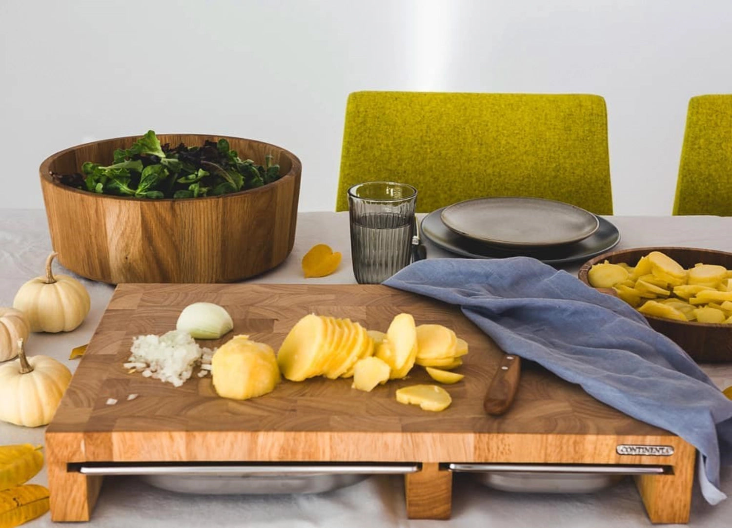 Elegantes Gummibaum Schneidebrett mit drei integrierten Schubladen von Continenta, perfekt für effizientes Kochen und stilvolle Küchenorganisation.
