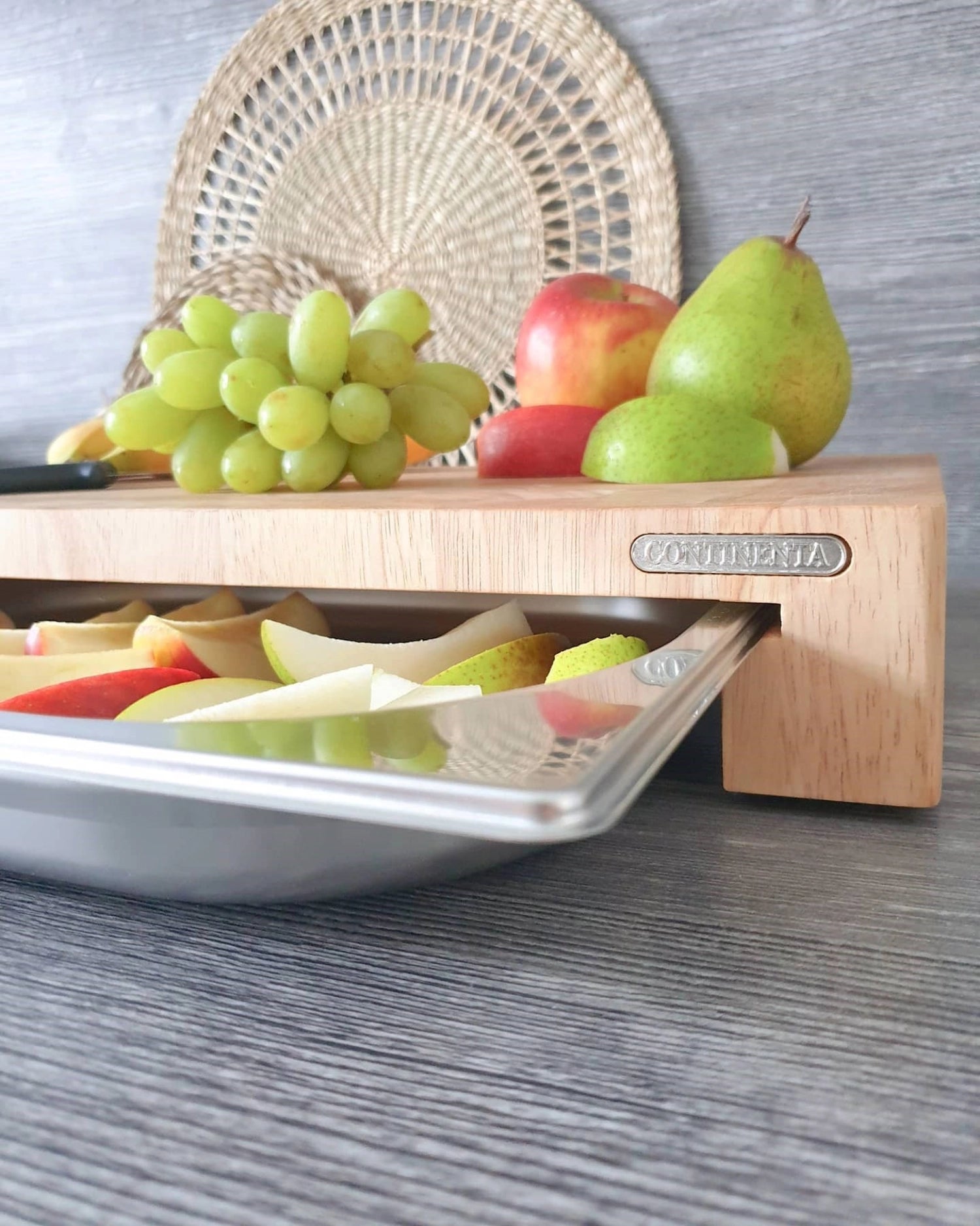 Erleben Sie das elegante Gummibaum Schneidebrett von Continenta, das mit 3 integrierten Schubladen für eine perfekte Küchenorganisation überzeugt.