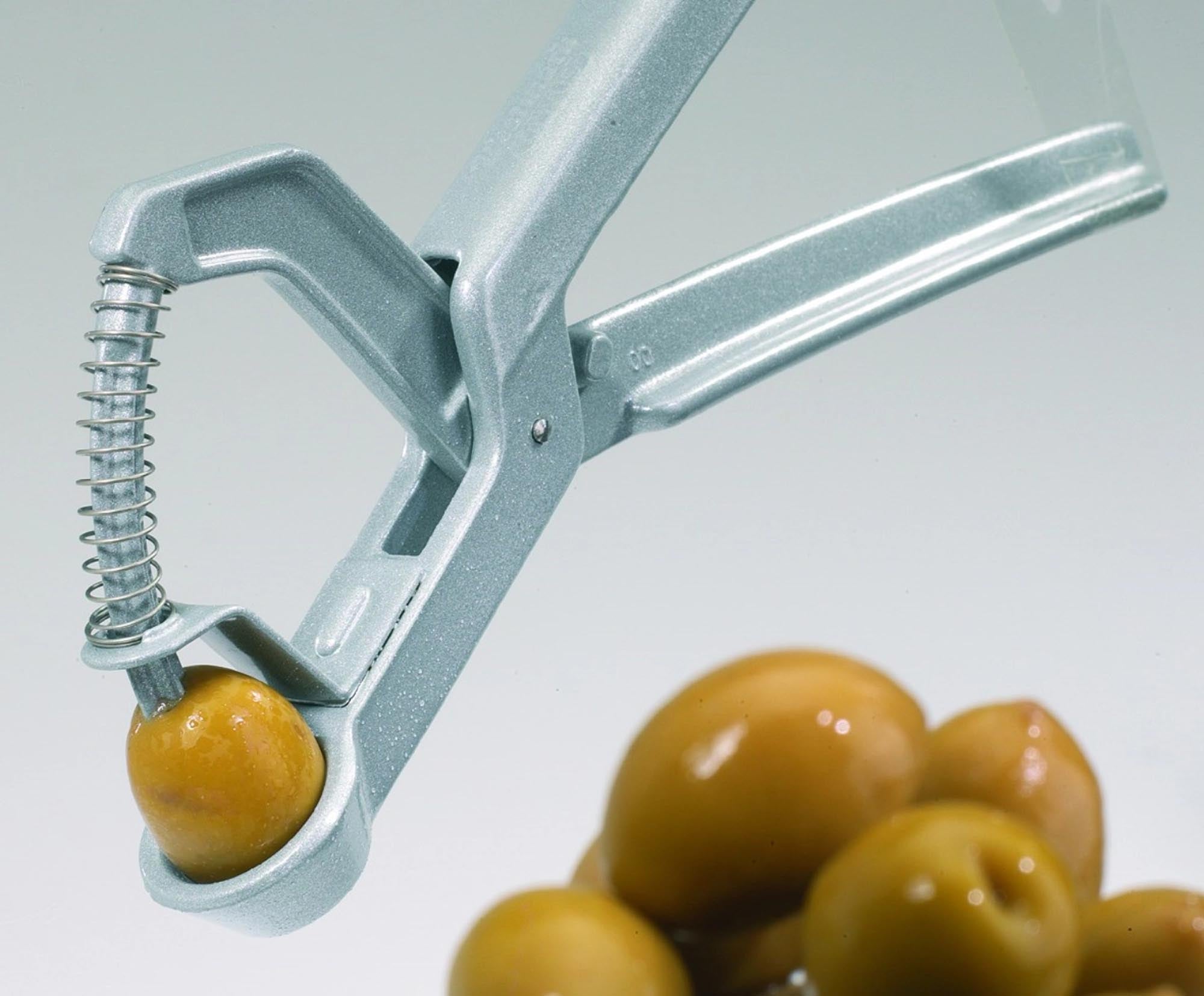 Praktischer Olivenentsteiner von Westmark, 17.5x5x1cm, ideal für schnelles und einfaches Entfernen von Kernen aus Oliven.