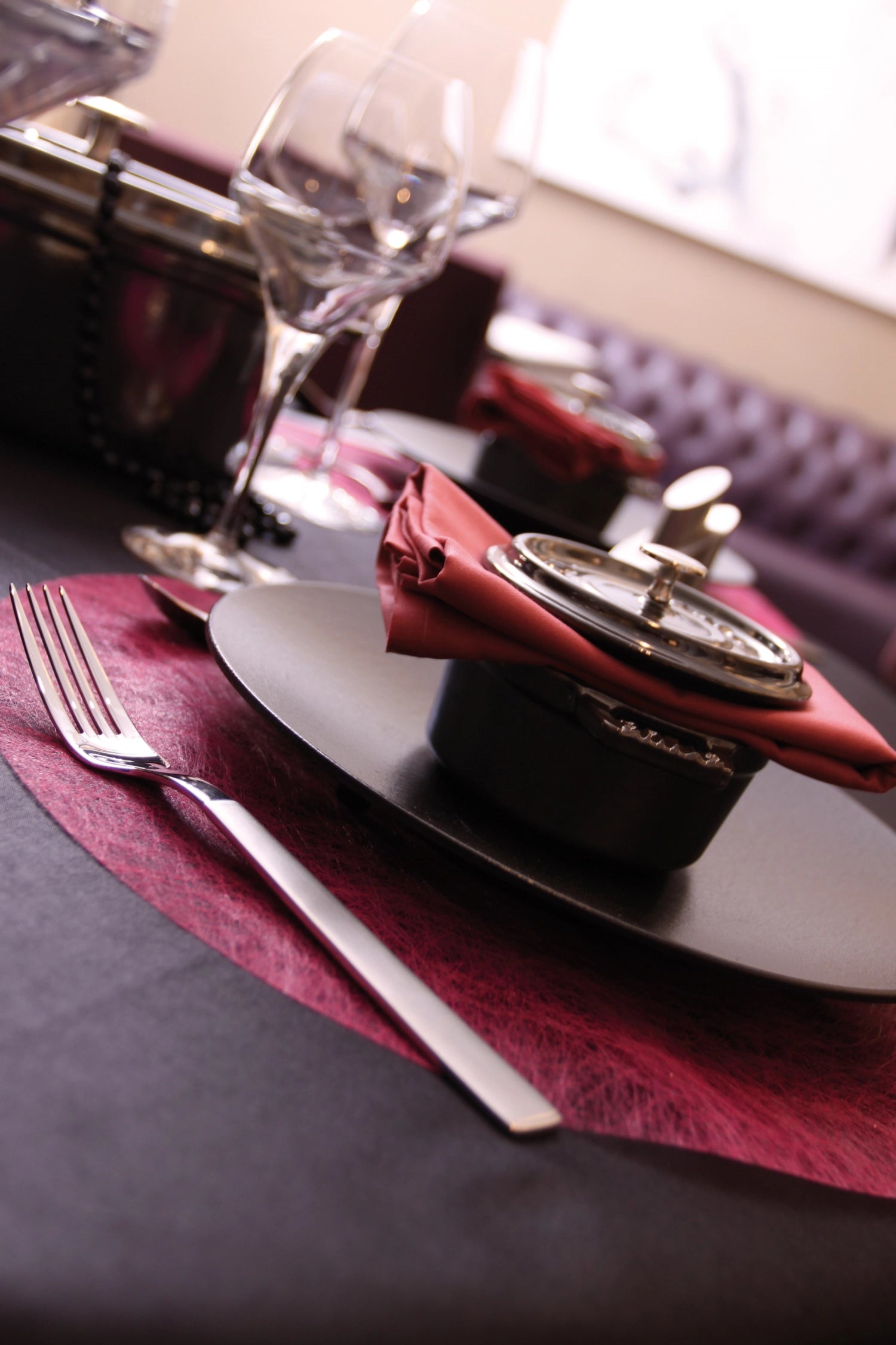 Die runde Mini Cocotte (0.25l) von Staub ist perfekt für kleine Portionen. Sie bietet exzellente Wärmeleitung und ist ein stilvoller Blickfang auf jedem Tisch.