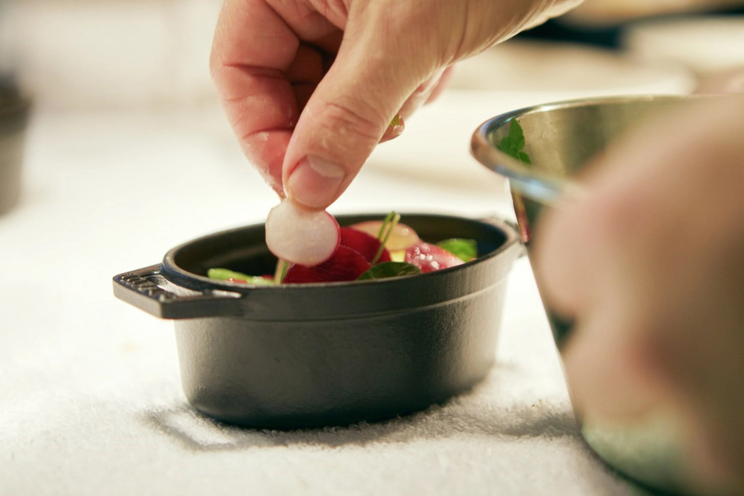 Die Mini Cocotte oval 0.25l von Staub ist ideal für individuelle Portionen. Perfekt für Aufläufe, Soufflés und kreative Gerichte. Hochwertige Keramik.