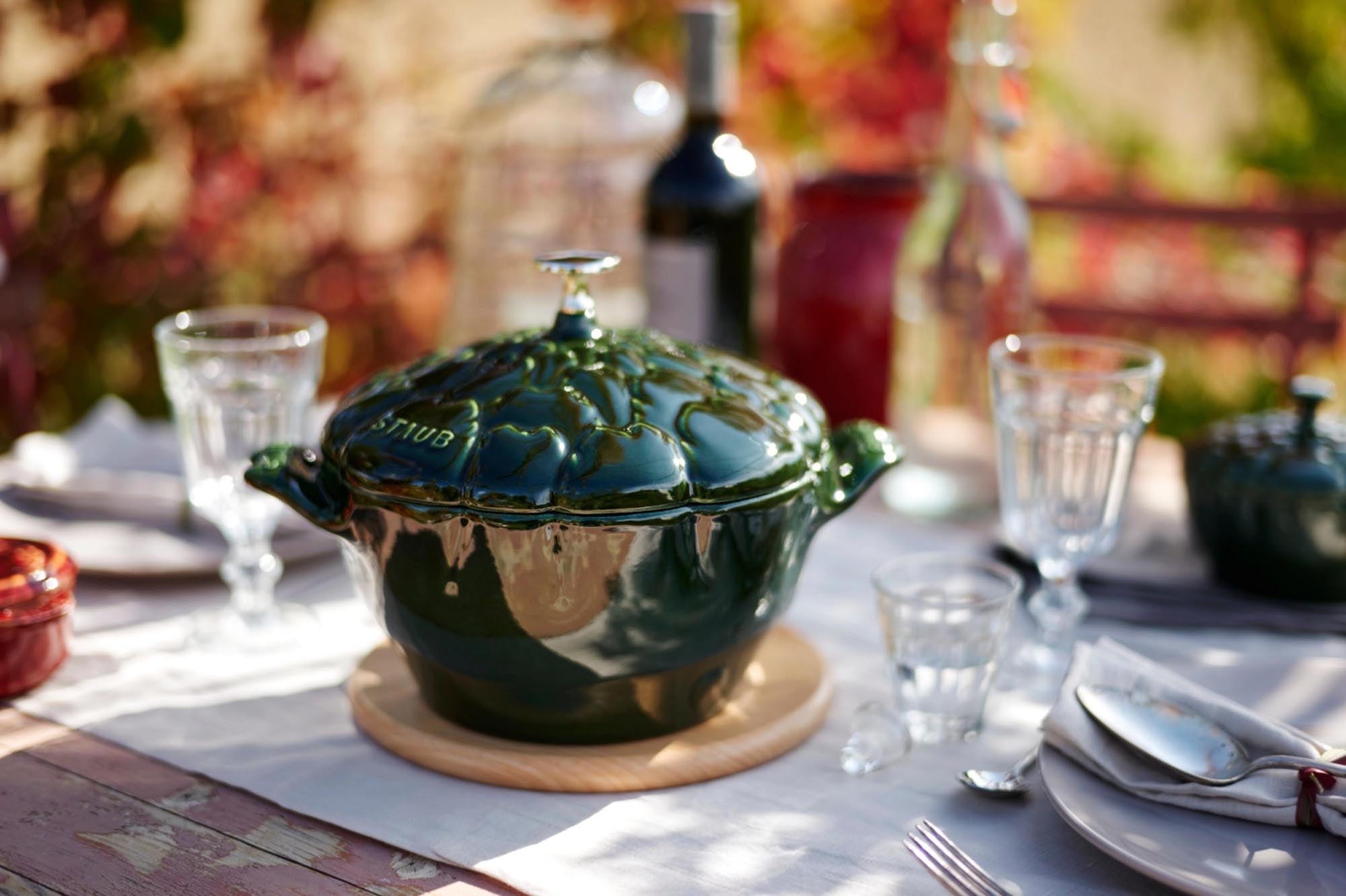 Entdecken Sie die Cocotte 22 cm von Staub in Artischocke-Basilikum-Grün – ideal für köstliche Gerichte und stilvolle Präsentation.