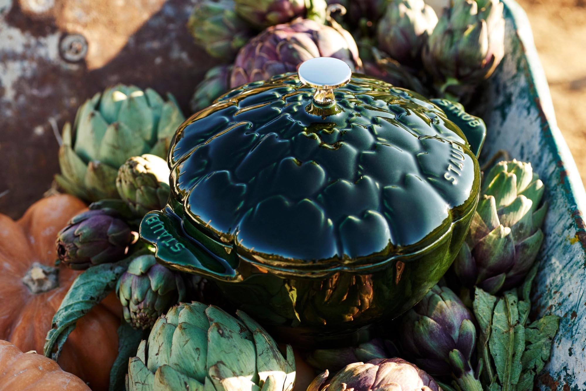 Die Staub Cocotte 22 cm in Basilikum-Grün ist ein stilvoller Gusseisentopf, ideal für gleichmässig gegarte, aromatische Gerichte.