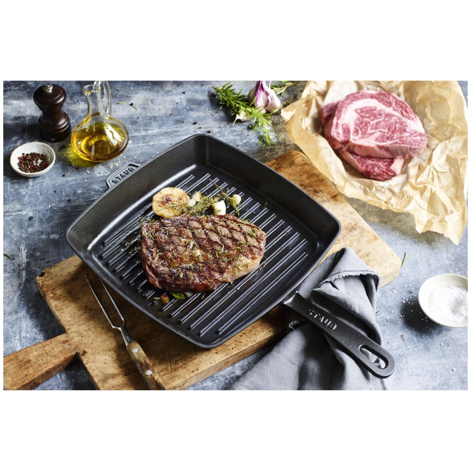 Quadratische Grillpfanne von Staub, ideal für gleichmäßiges Grillen, robustes Gusseisen, perfekte Wärmeverteilung, stilvolles Küchendesign.