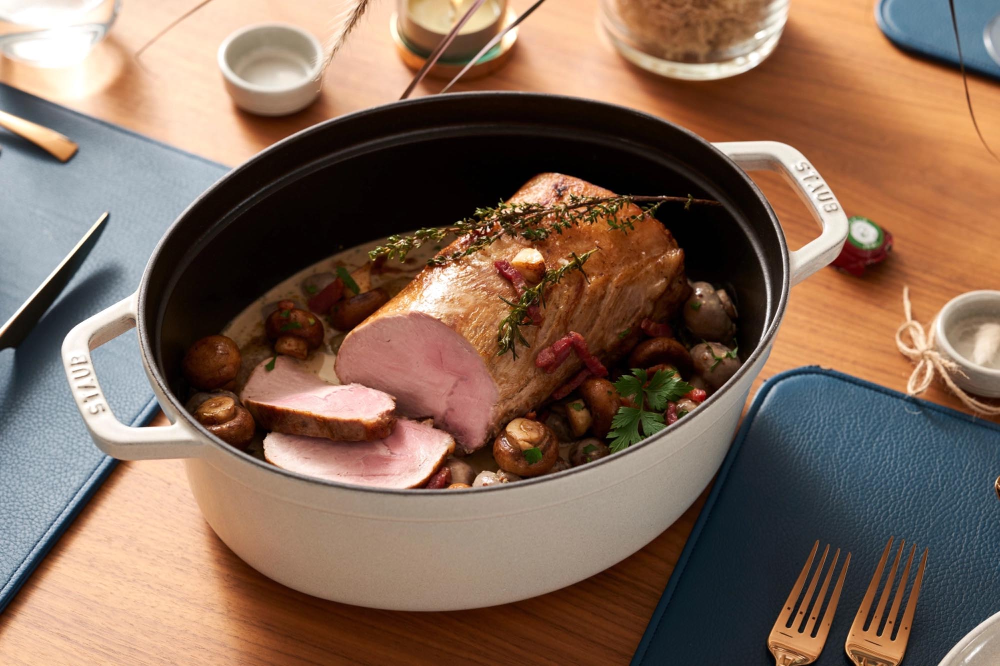 Entdecken Sie die Staub Cocotte oval 6,7l – das perfekte Gusseisen-Multitalent für saftige Eintöpfe und Braten. Ein Must-Have für jede Küche!