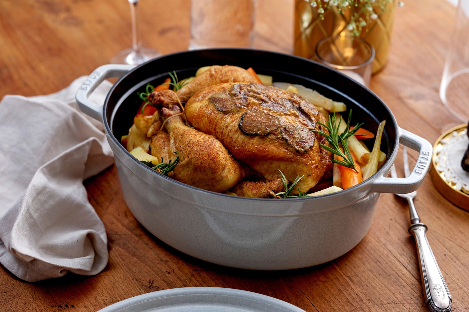 Ovaler Cocotte von Staub mit 6,7 l Volumen, ideal zum Schmoren und Servieren, in elegantem Design für die moderne Küche.