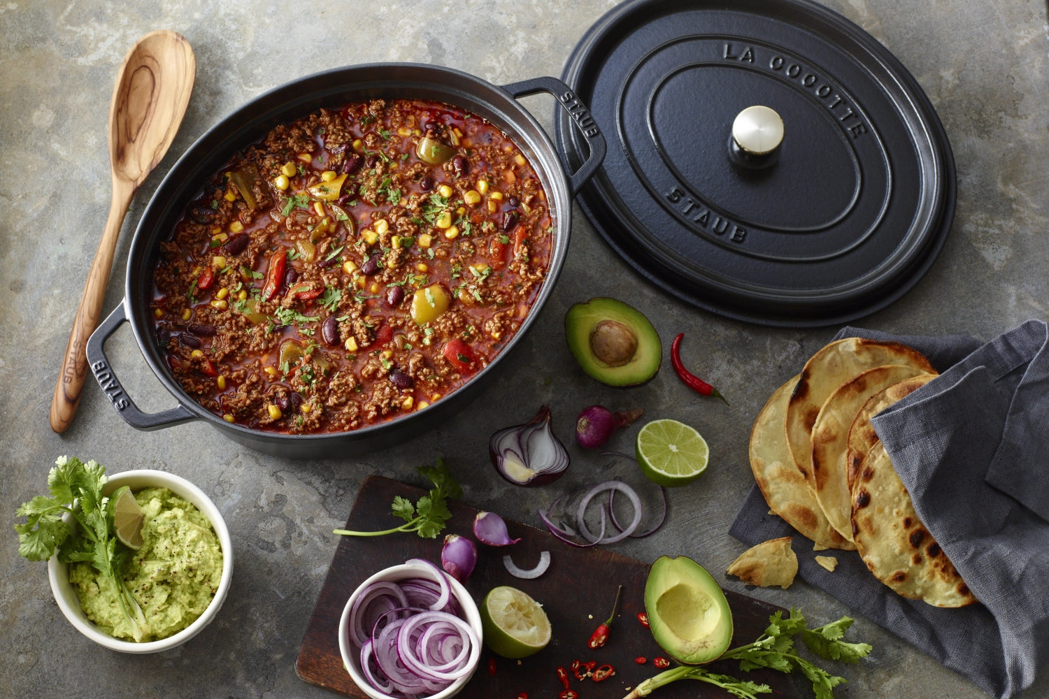 Elegante ovale Cocotte von Staub mit 4,2 Litern, perfekt für schmackhafte Gerichte und ansprechende Präsentation auf dem Tisch.