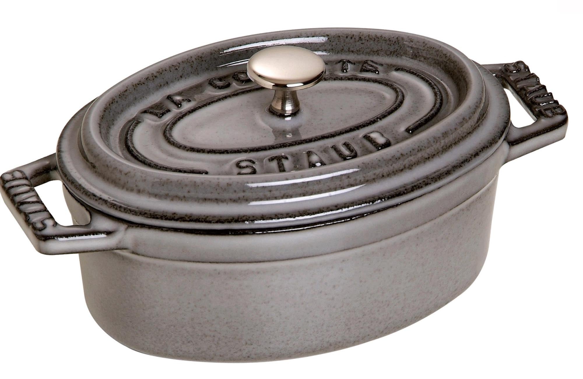 Die Staub Cocotte oval 4.2l aus hochwertigem Gusseisen vereint Stil und Funktionalität. Ideal für schmackhafte Eintöpfe und Braten!